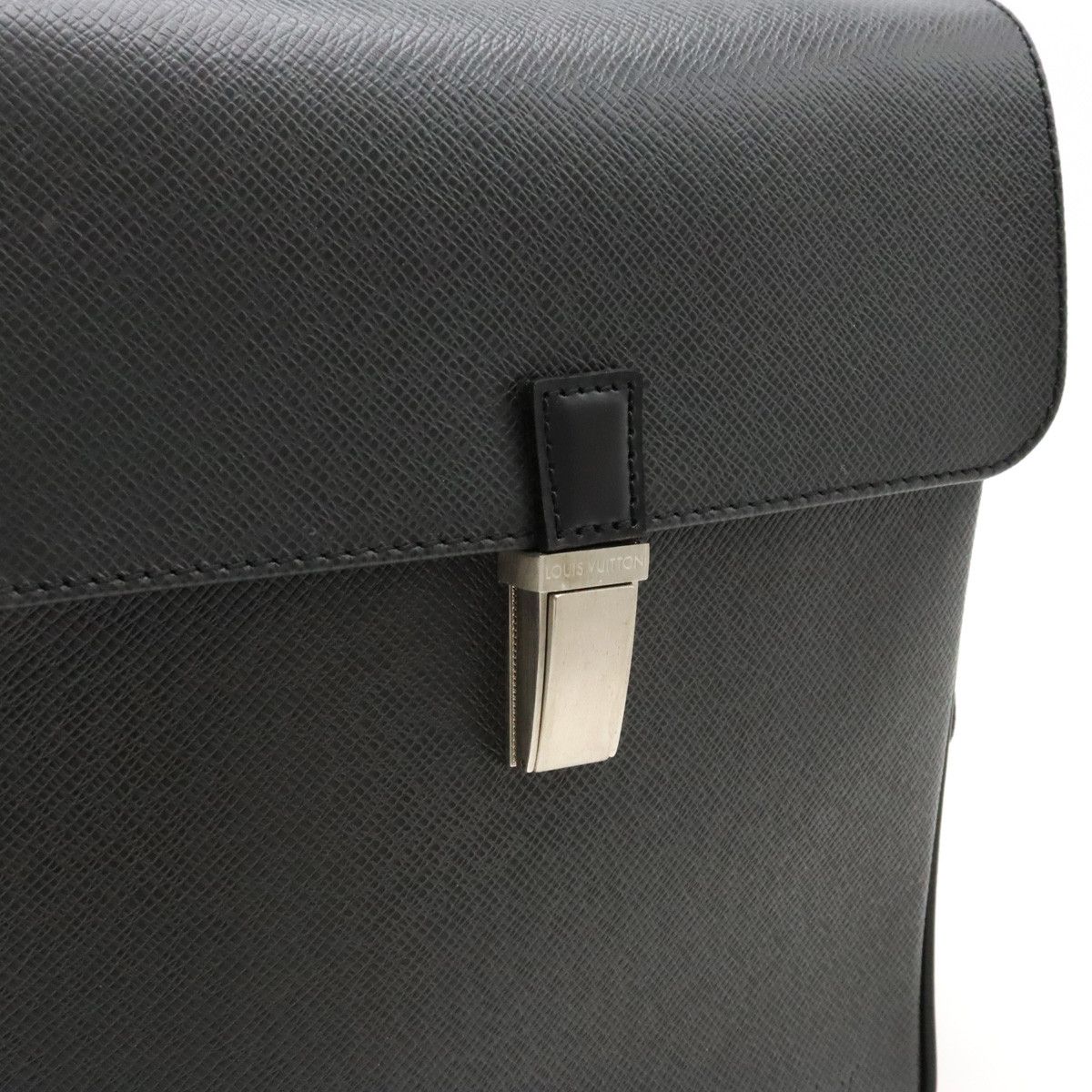 Louis Vuitton Louis Vuitton Louis Vuitton Taiga Leather Pochette Yalanga Shoulder Bag M30822 Leather Crossbody Bag M30822 in Great Condition Size ONE SIZE - 7 Thumbnail