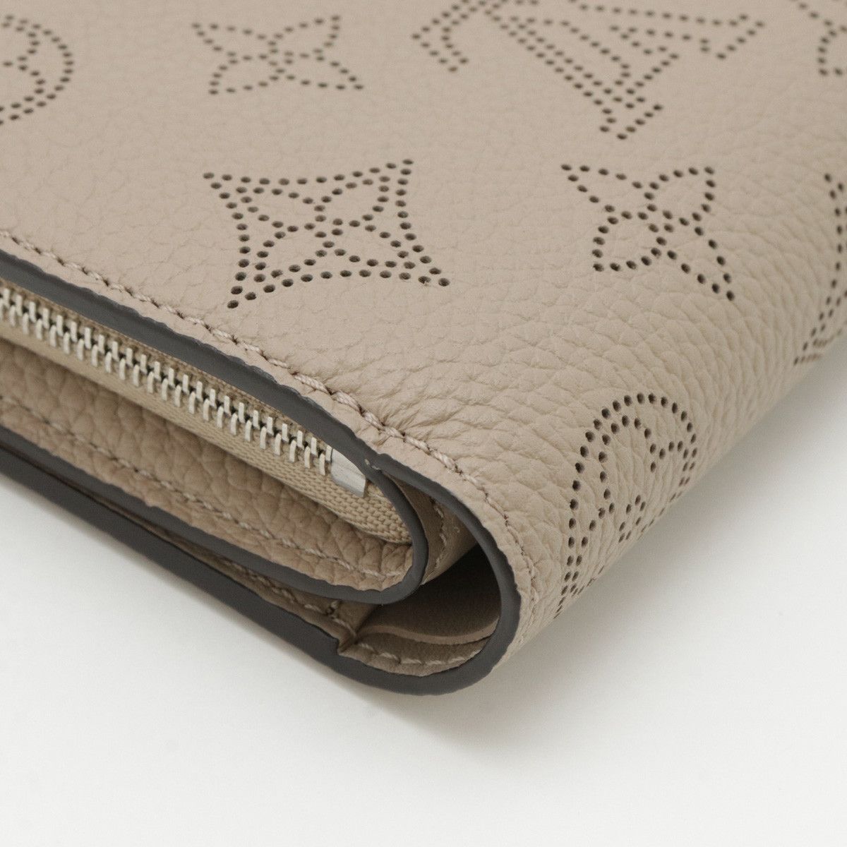 Louis Vuitton Louis Vuitton Louis Vuitton Mahina Leather Monogram Claire Compact Wallet M80817 Leather Short Wallet M80817 in Pristine Condition Size ONE SIZE - 3 Thumbnail