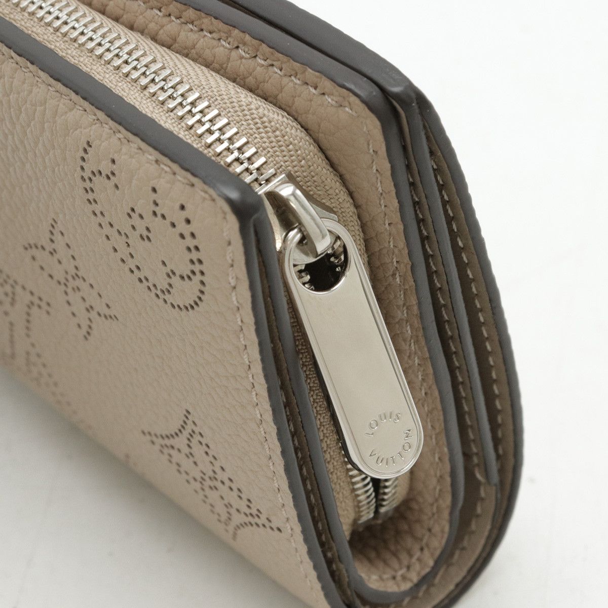 Louis Vuitton Louis Vuitton Louis Vuitton Mahina Leather Monogram Claire Compact Wallet M80817 Leather Short Wallet M80817 in Pristine Condition Size ONE SIZE - 4 Thumbnail