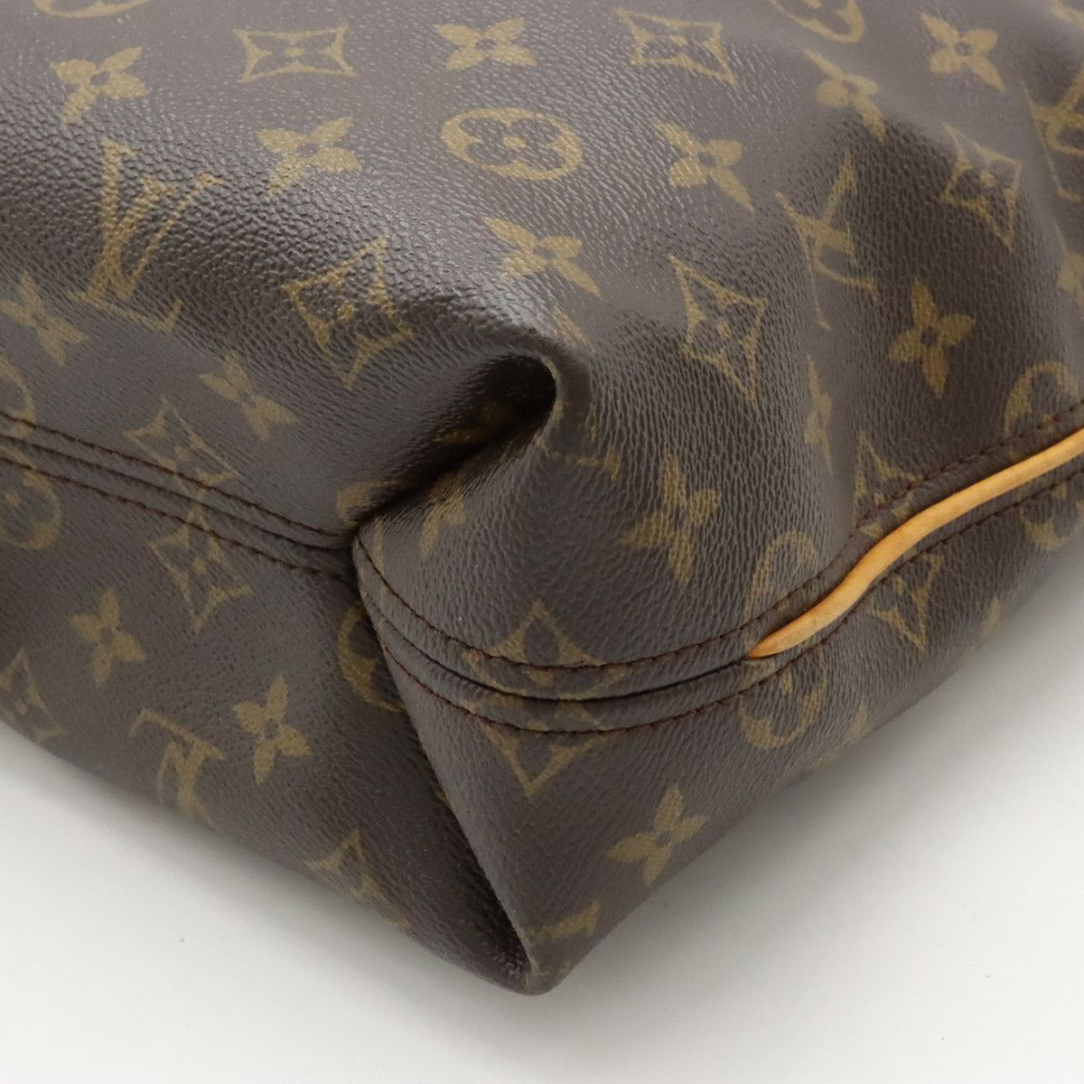 Louis Vuitton Louis Vuitton Louis Vuitton Monogram Shuli PM Shoulder Bag M40586 Canvas Shoulder Bag M40586 in Very Good Condition Size ONE SIZE - 3 Thumbnail