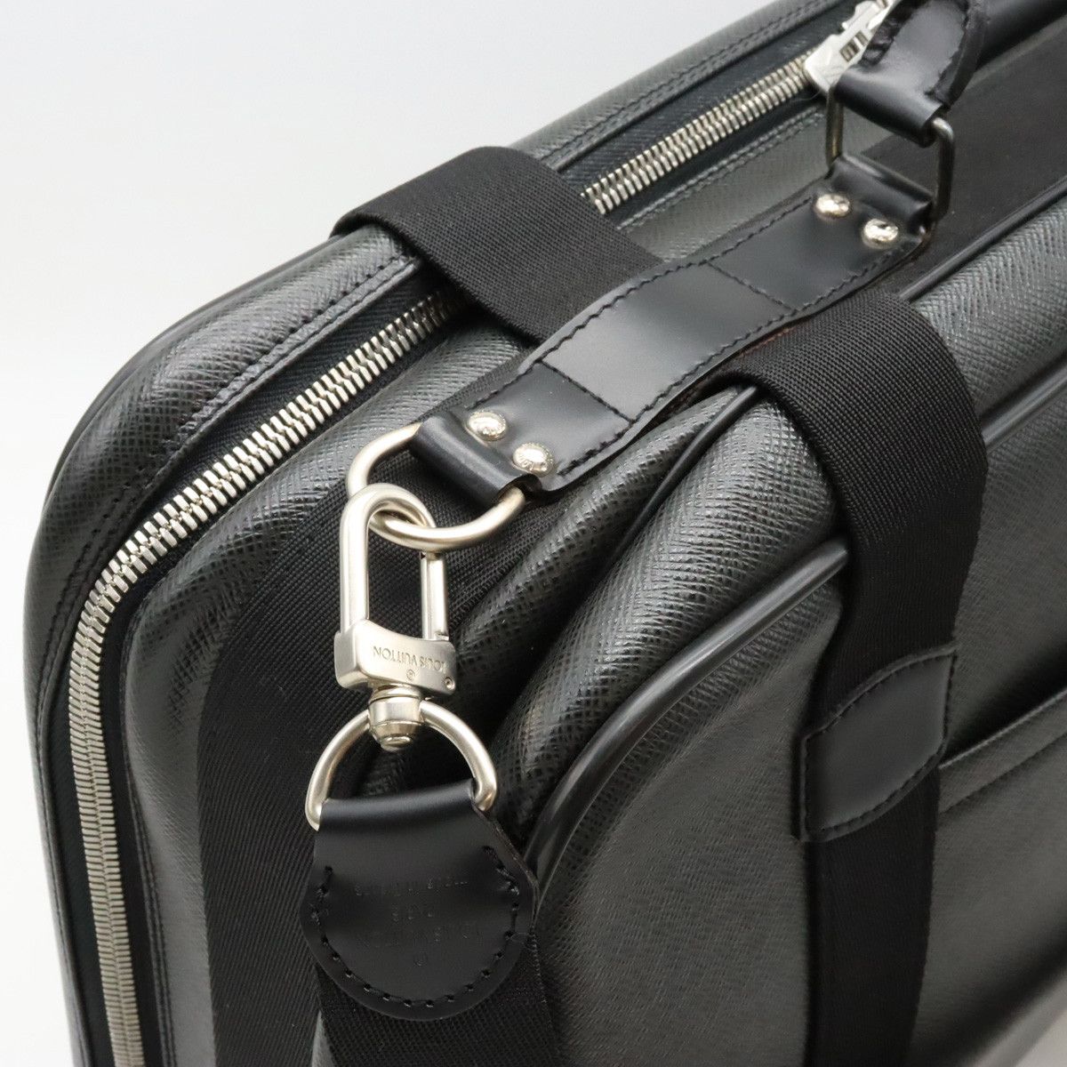Louis Vuitton Louis Vuitton Louis Vuitton Taiga Leather Satellite 53 Suitcase Travel Bag M30092 Leather Travel Bag M30092 in Great Condition Size ONE SIZE - 6 Thumbnail