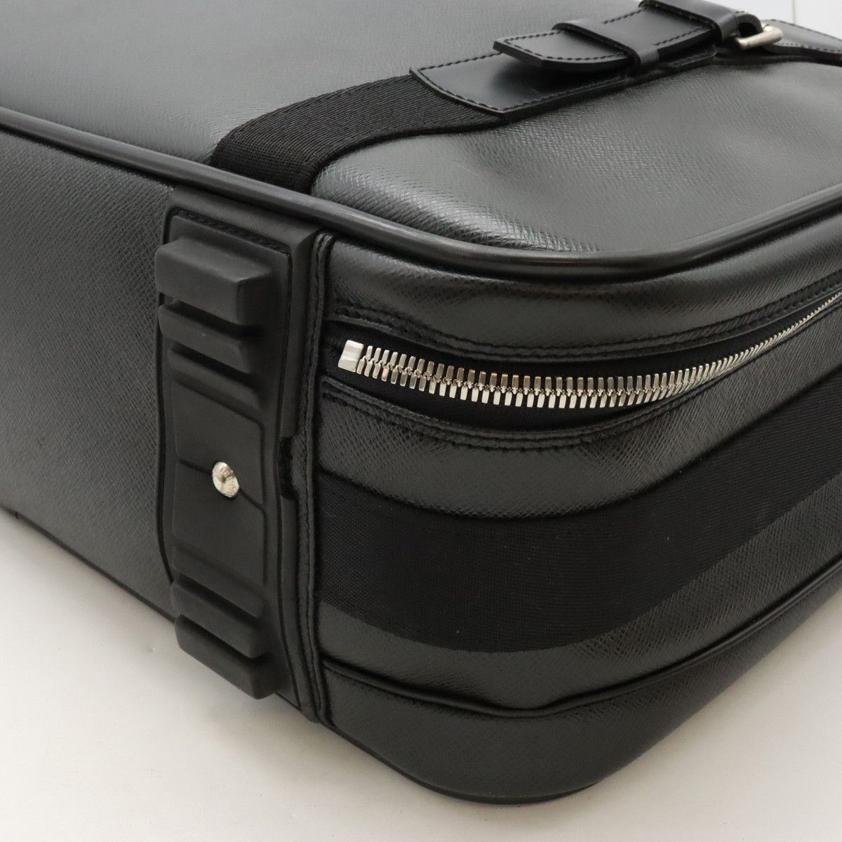 Louis Vuitton Louis Vuitton Louis Vuitton Taiga Leather Satellite 53 Suitcase Travel Bag M30092 Leather Travel Bag M30092 in Great Condition Size ONE SIZE - 3 Thumbnail