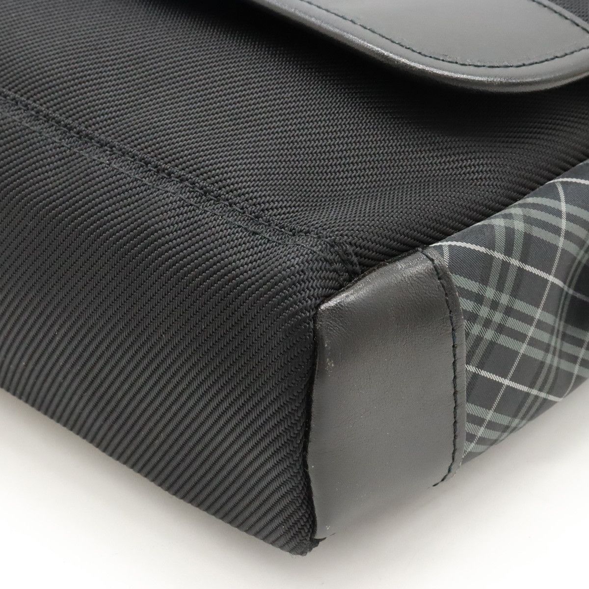 Burberry Burberry Burberry Black Label Nylon Canvas Leather Shoulder Bag Canvas Crossbody Bag in Very Good Condition Size ONE SIZE - 3 Thumbnail