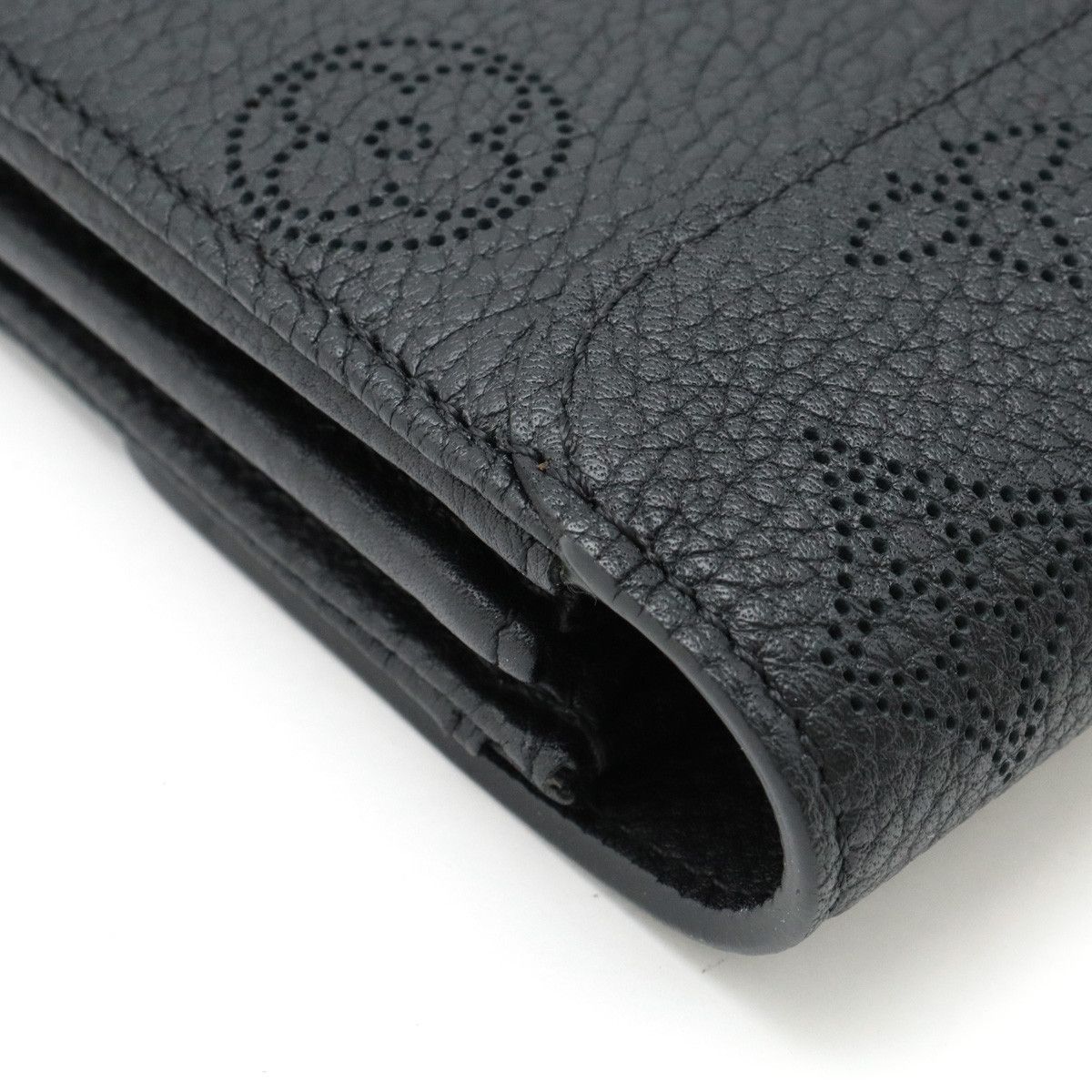 Louis Vuitton Louis Vuitton Louis Vuitton Mahina Leather Iris Long Wallet M60143 Leather Long Wallet M60143 in Great Condition Size ONE SIZE - 3 Thumbnail