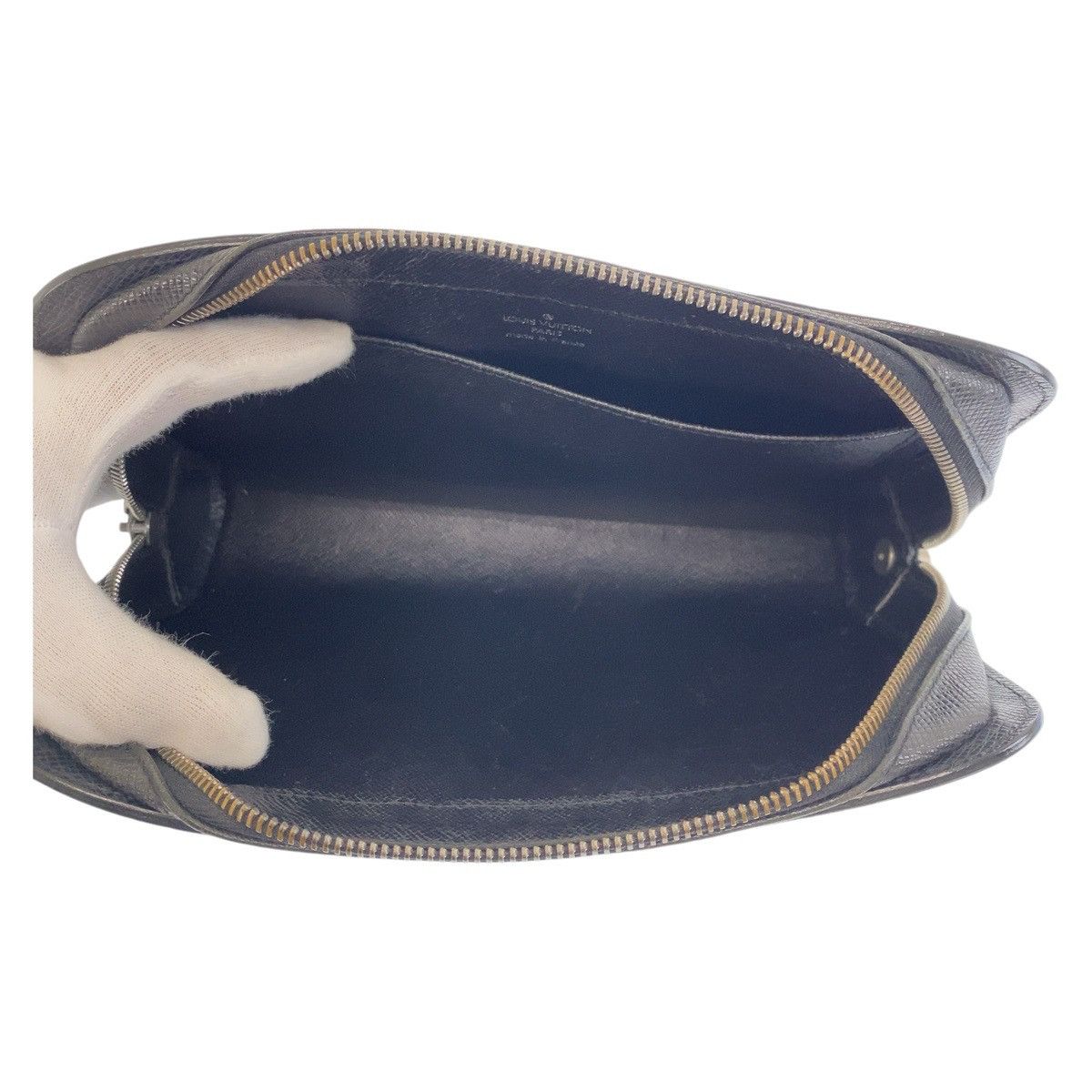 Louis Vuitton Louis Vuitton Louis Vuitton Taiga Baikal Clutch Bag M30182 Leather Clutch Bag M30182 in Very Good Condition Size ONE SIZE - 8 Thumbnail
