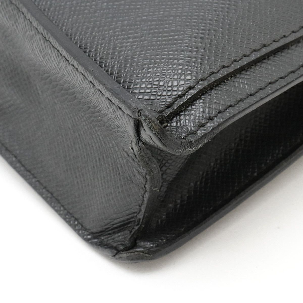 Louis Vuitton Louis Vuitton Louis Vuitton Taiga Leather Belair Clutch Bag M32592 Leather Clutch Bag M32592 in Very Good Condition Size ONE SIZE - 3 Thumbnail