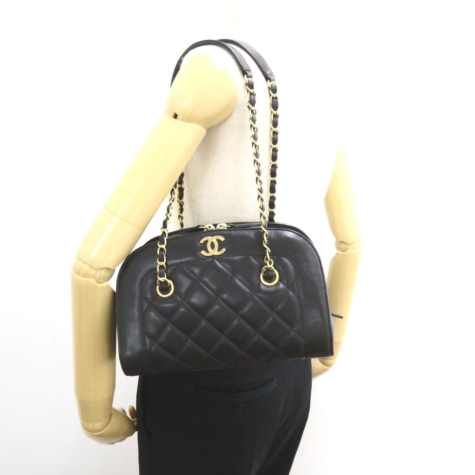 Chanel Chanel Qulted Leather Chain Shoulder Bag Leather Shoulder Bag in Very Good Condition Size ONE SIZE - 5 Thumbnail