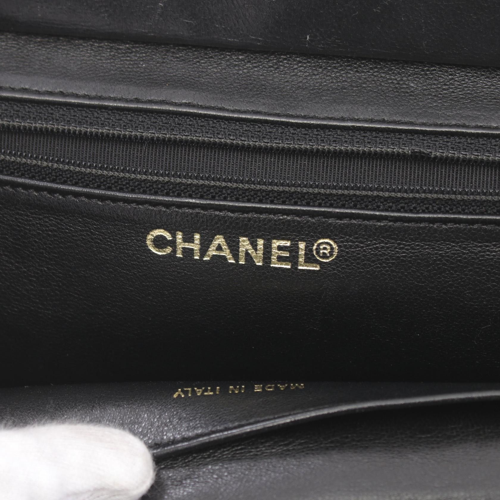 Chanel Chanel Matelasse Chain Shoulder Bag Leather Shoulder Bag A18004 in Very Good Condition Size ONE SIZE - 4 Thumbnail