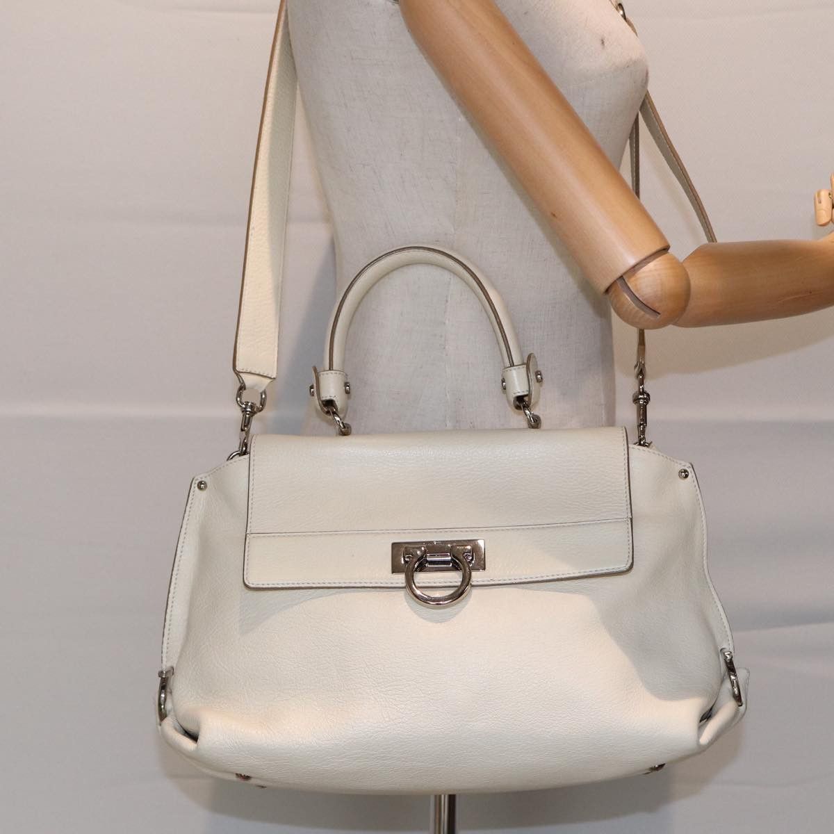 Salvatore Ferragamo Gancini White Leather Handbag (Pre-Owned) Size ONE SIZE - 10 Thumbnail