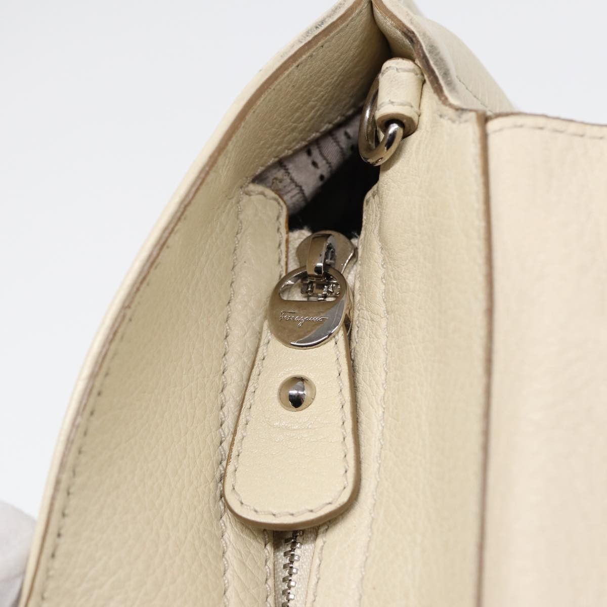 Salvatore Ferragamo Gancini White Leather Handbag (Pre-Owned) Size ONE SIZE - 20 Thumbnail