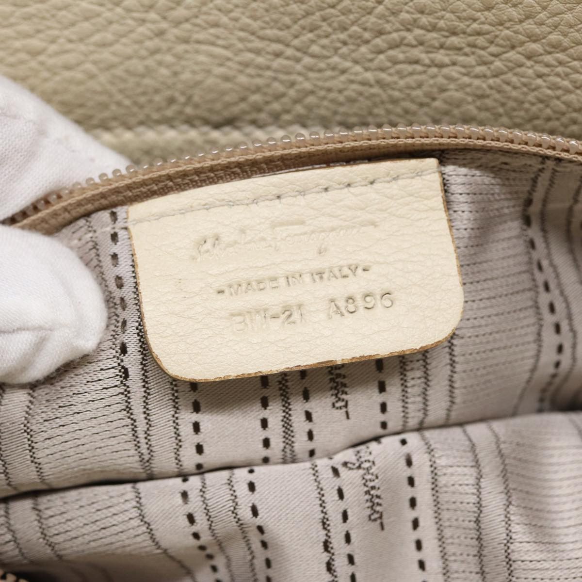 Salvatore Ferragamo Gancini White Leather Handbag (Pre-Owned) Size ONE SIZE - 6 Thumbnail
