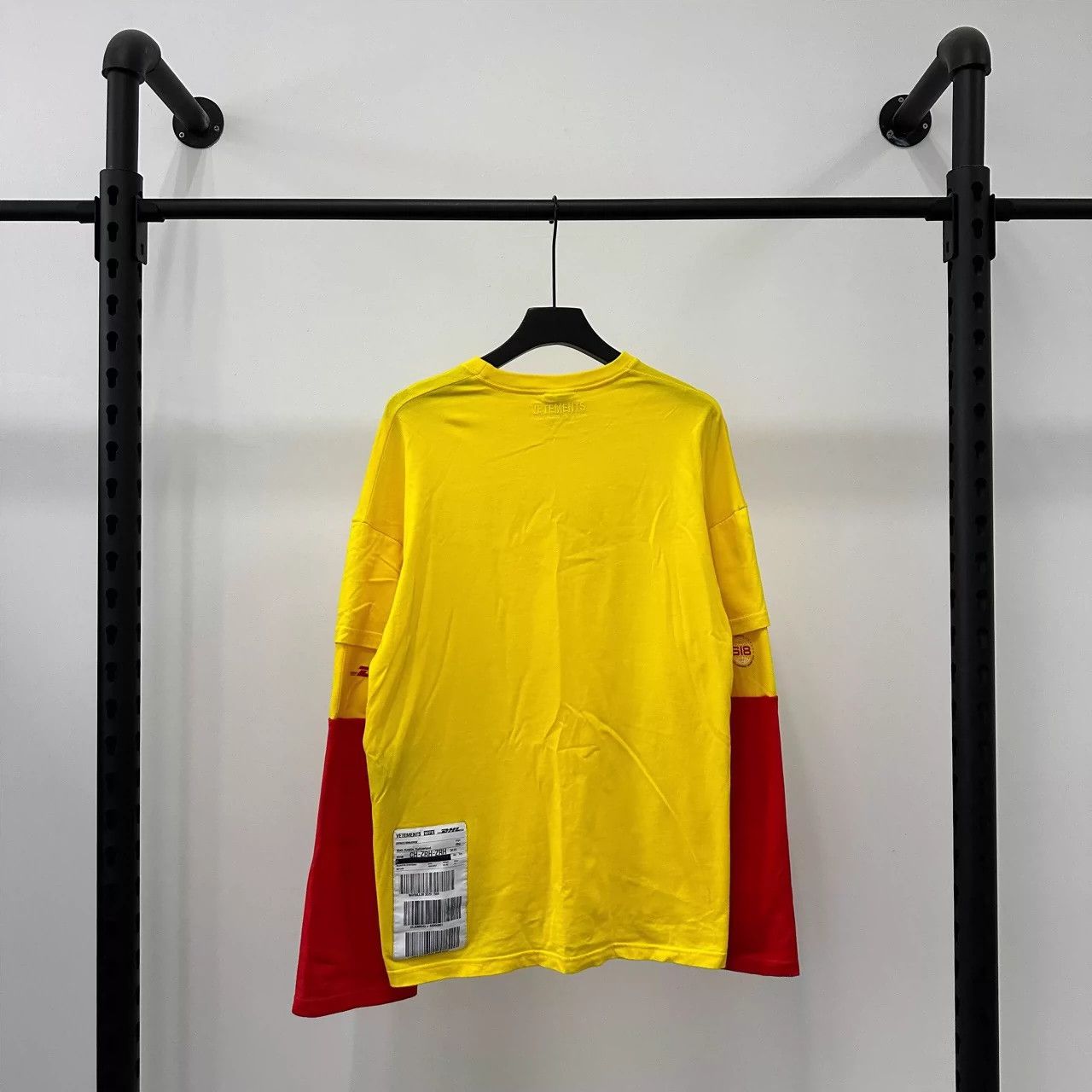 Vetements VETEMENTS SS18 DHL Co Piece Printed Long Sleeve T-shirt -DMC Size US M / EU 48-50 / 2 - 2 Thumbnail