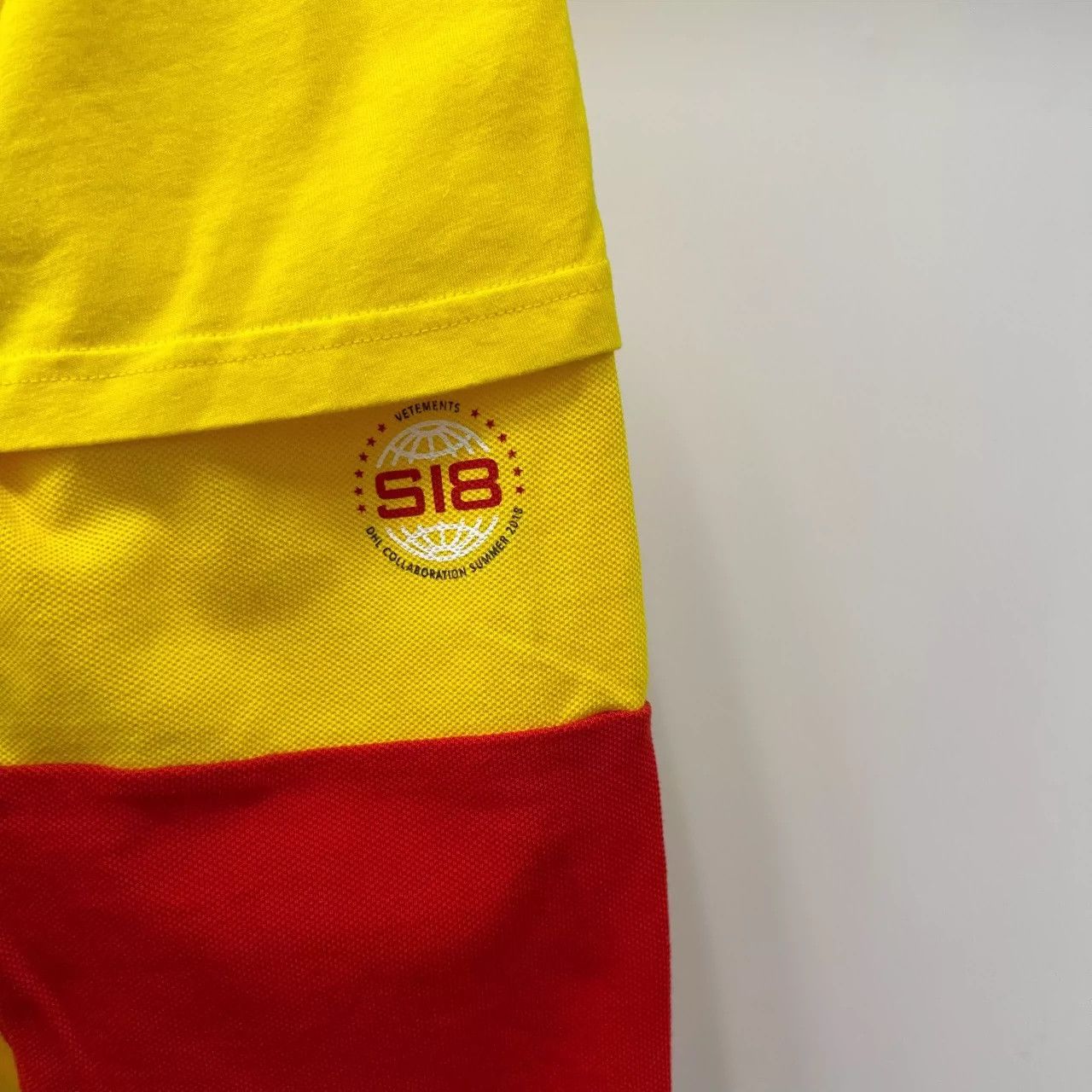 Vetements VETEMENTS SS18 DHL Co Piece Printed Long Sleeve T-shirt -DMC Size US M / EU 48-50 / 2 - 5 Thumbnail