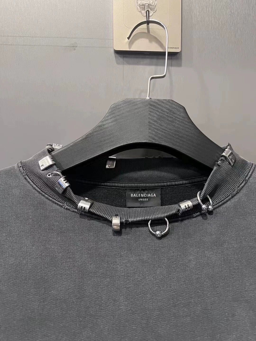 Balenciaga Balenciaga new iron ring logo washed hoodie Size US L / EU 52-54 / 3 - 2 Thumbnail