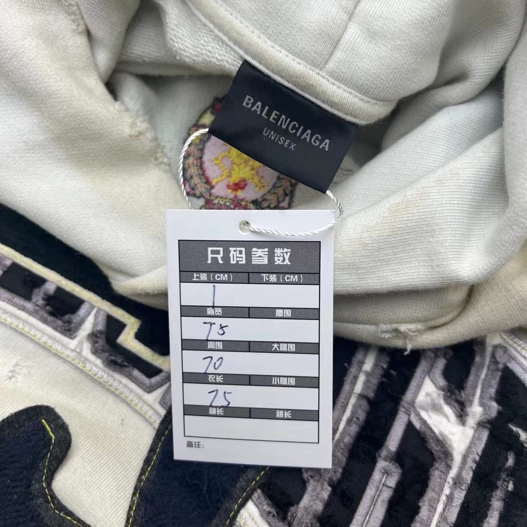 Balenciaga Balenciaga White Manchester United Mud Stained Damaged Old Hoodie Size US S / EU 44-46 / 1 - 4 Thumbnail