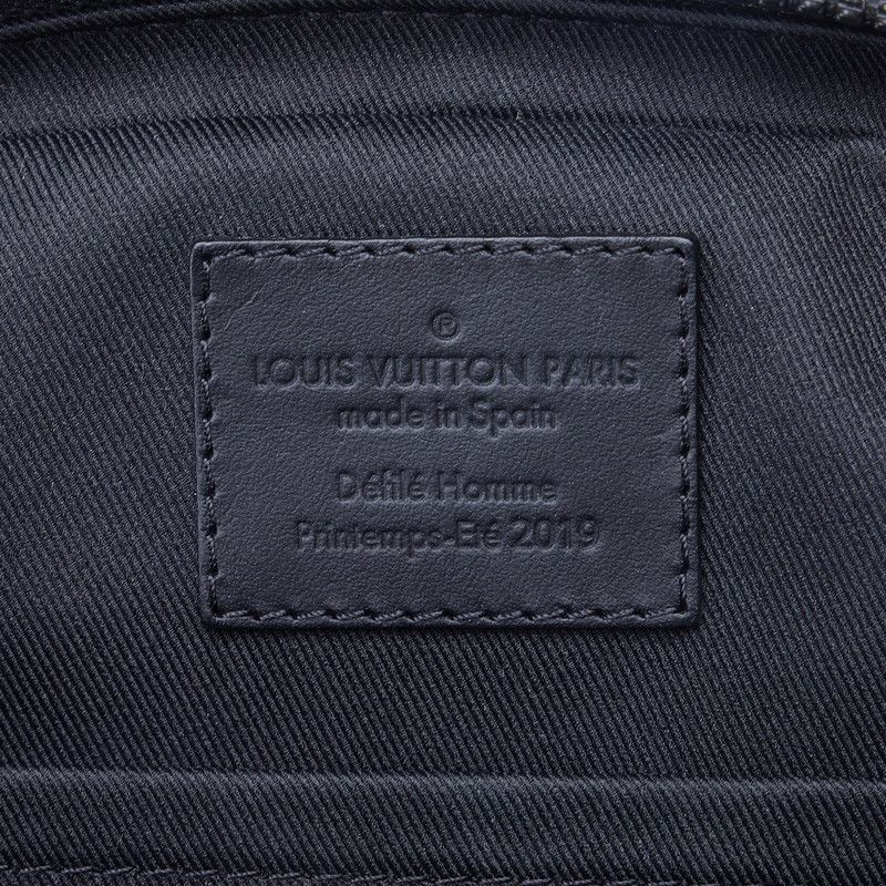 Louis Vuitton Louis Vuitton Louis Vuitton Monogram Utility Side Bag Shoulder Bag M53298 Black Leather Leather Crossbody Bag M53298 in Very Good Condition Size ONE SIZE - 10 Thumbnail