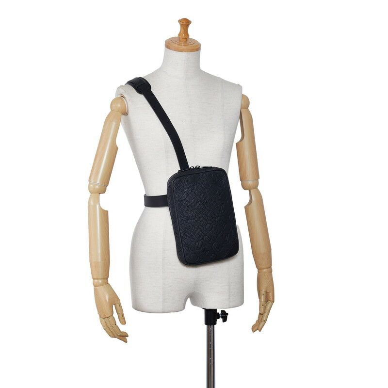 Louis Vuitton Louis Vuitton Louis Vuitton Monogram Utility Side Bag Shoulder Bag M53298 Black Leather Leather Crossbody Bag M53298 in Very Good Condition Size ONE SIZE - 12 Thumbnail