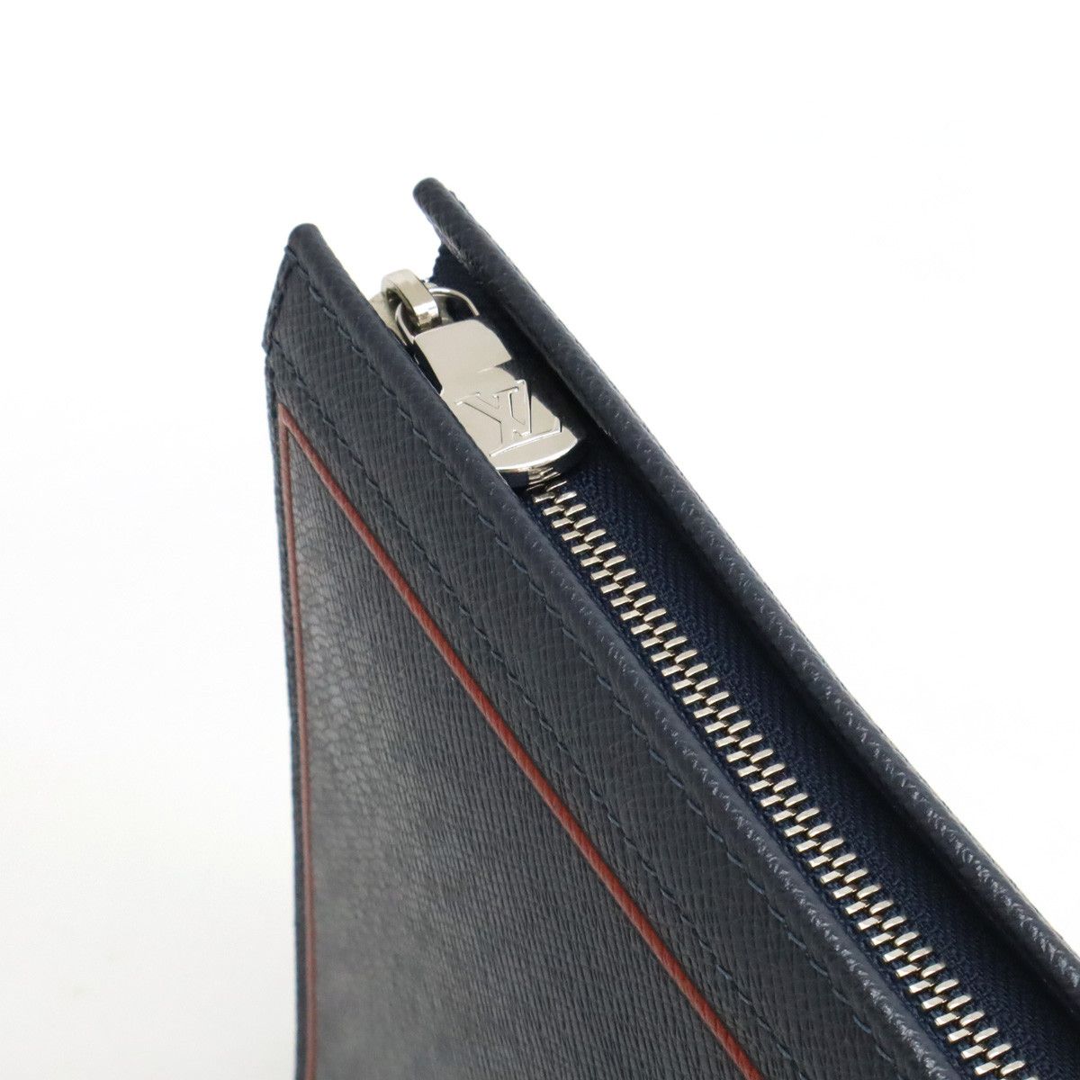 Louis Vuitton Louis Vuitton Louis Vuitton Taiga Leather Pochette Voyage MM Clutch M63394 Leather Clutch Bag M63394 in Great Condition Size ONE SIZE - 4 Thumbnail