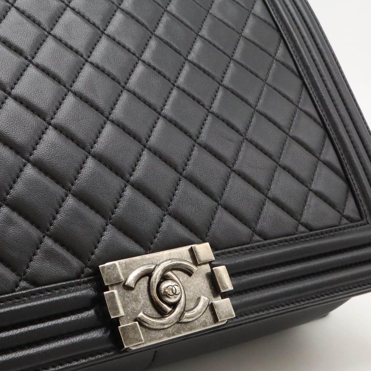 Chanel Chanel Chanel Boy Matelasse Leather Shoulder Bag Leather Shoulder Bag in Great Condition Size ONE SIZE - 6 Thumbnail