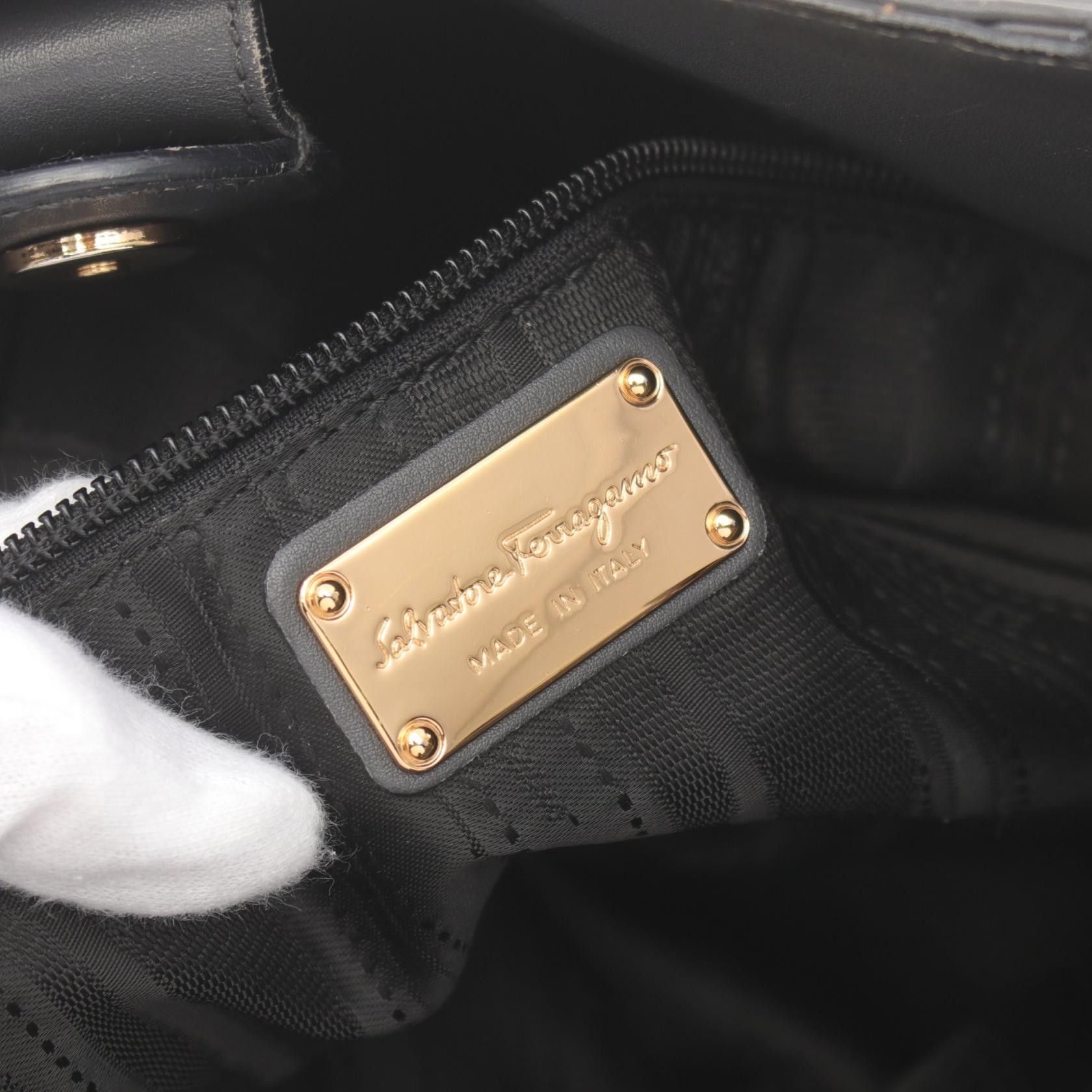 Salvatore Ferragamo Salvatore Ferragamo Gancini Leather Shoulder Bag Leather Shoulder Bag EE-21 D477 in Good Condition Size ONE SIZE - 4 Thumbnail
