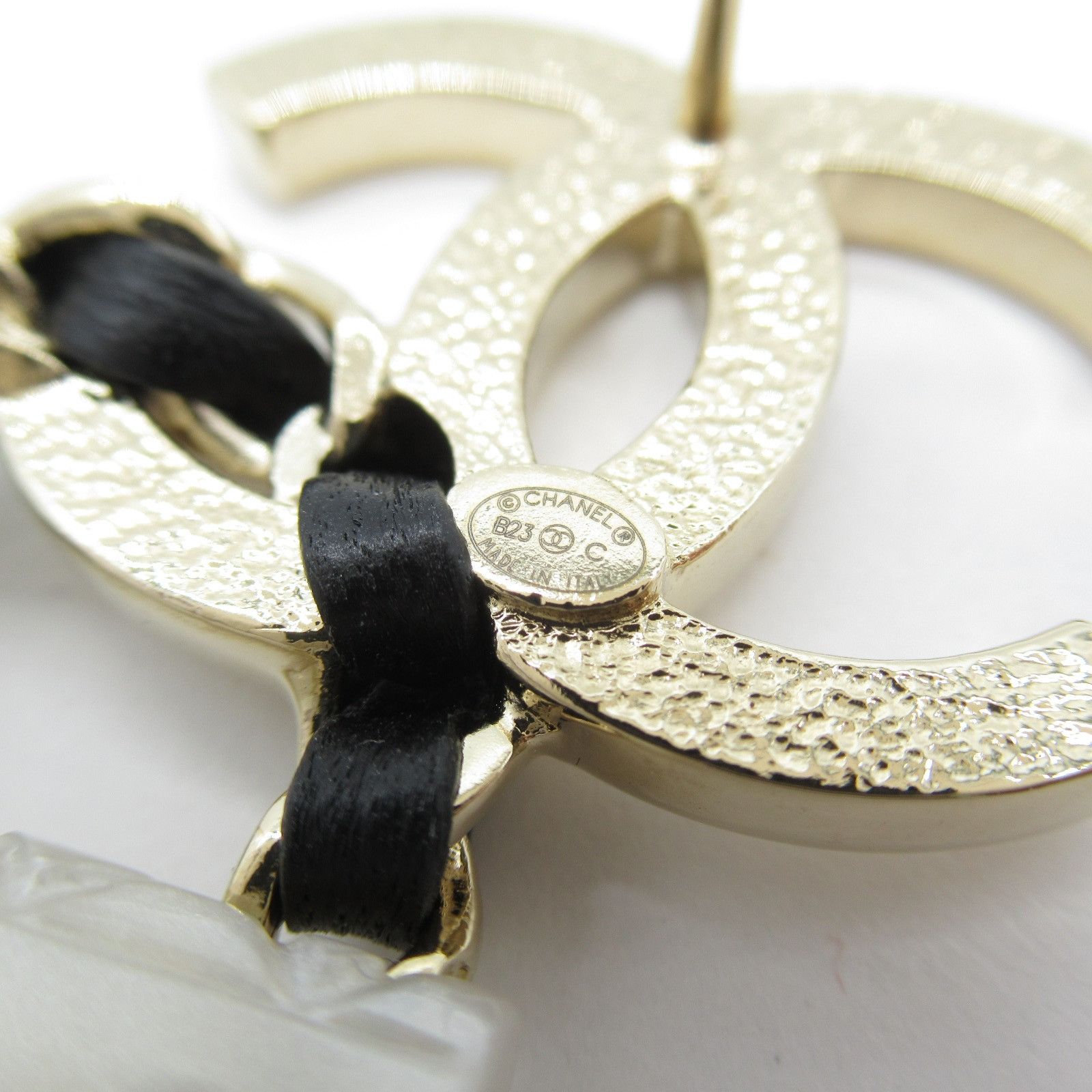Chanel Chanel CC Matelasse Bag Earrings Metal Earrings B23C in Great Condition Size ONE SIZE - 5 Thumbnail