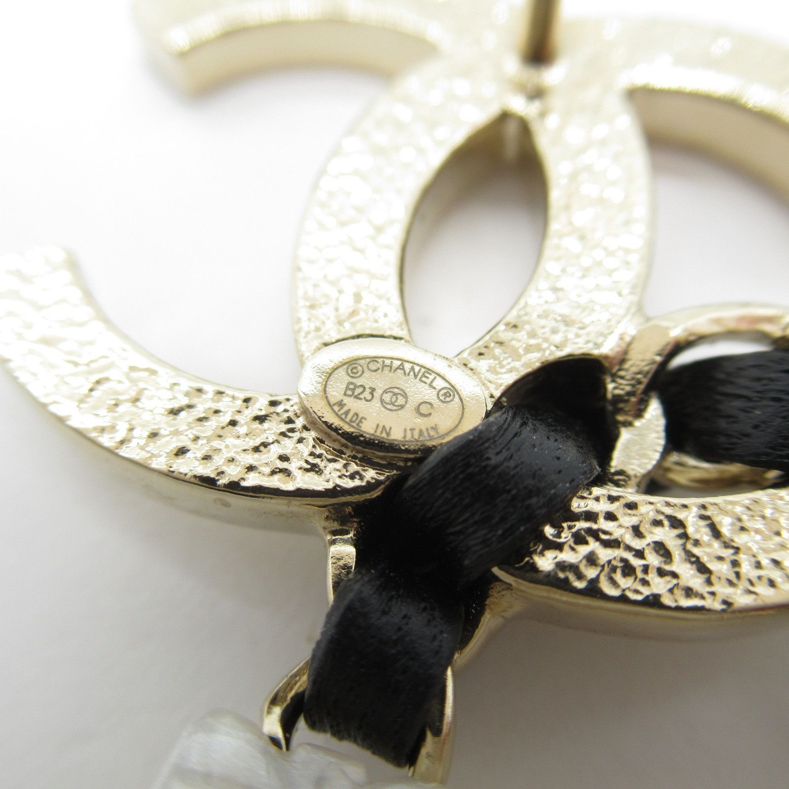 Chanel Chanel CC Matelasse Bag Earrings Metal Earrings B23C in Great Condition Size ONE SIZE - 6 Thumbnail