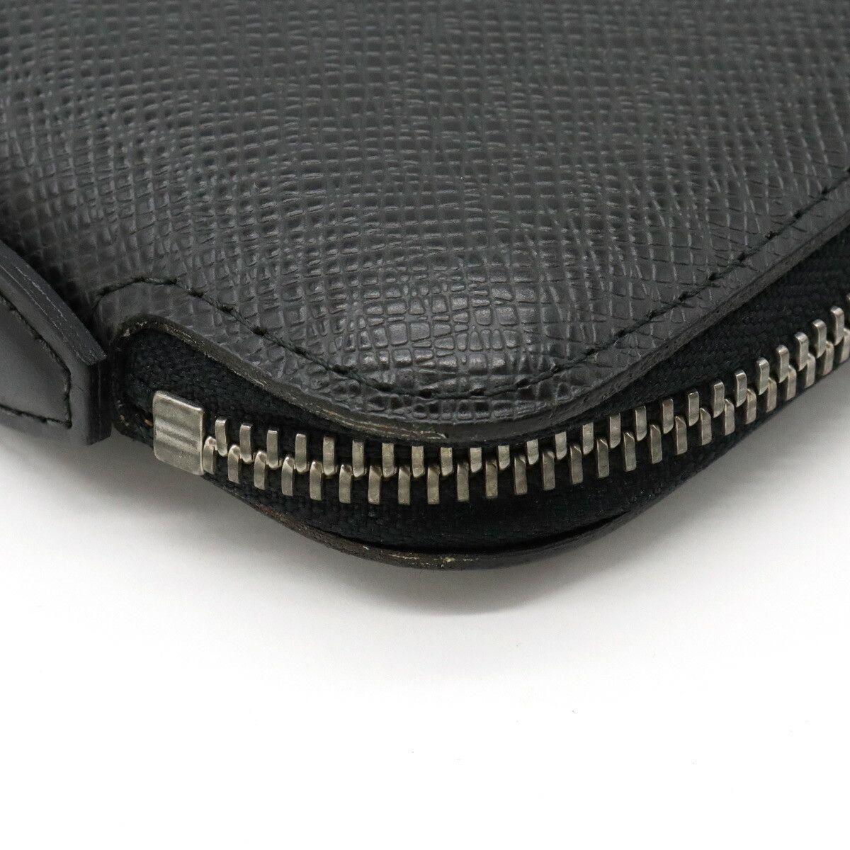 Louis Vuitton Louis Vuitton Louis Vuitton Taiga Leather Travel Case Black Leather Clutch Bag M30652 in Great Condition Size ONE SIZE - 3 Thumbnail