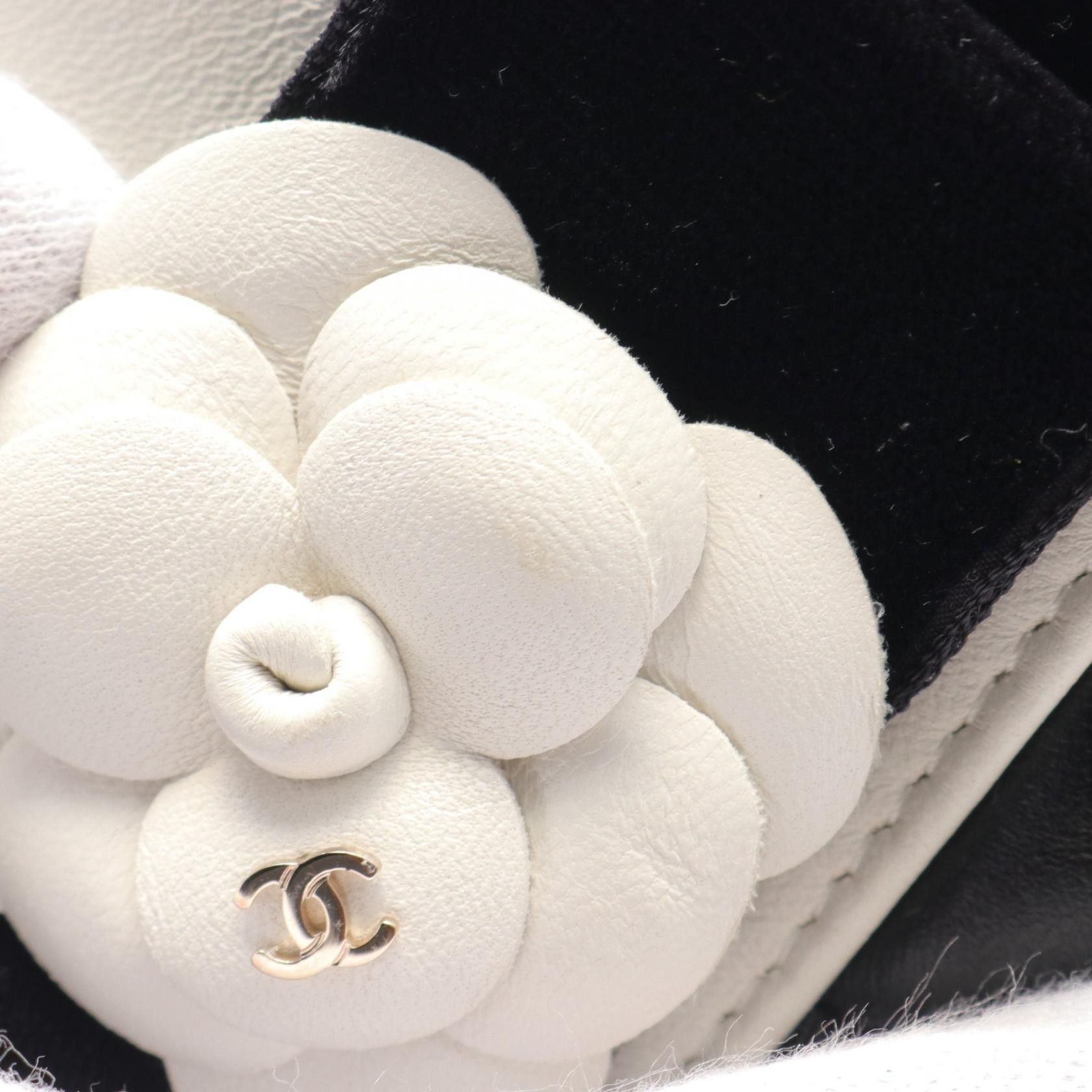 Chanel Chanel Camellia Clutch Bag Leather Clutch Bag A82699 in Great Condition Size ONE SIZE - 7 Thumbnail