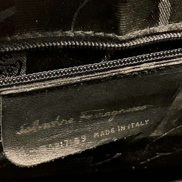 Salvatore Ferragamo Salvatore Ferragamo Salvatore Ferragamo Vara Leather Shoulder Bag Leather Crossbody Bag BA21.7169 in Good Condition Size ONE SIZE - 5 Thumbnail