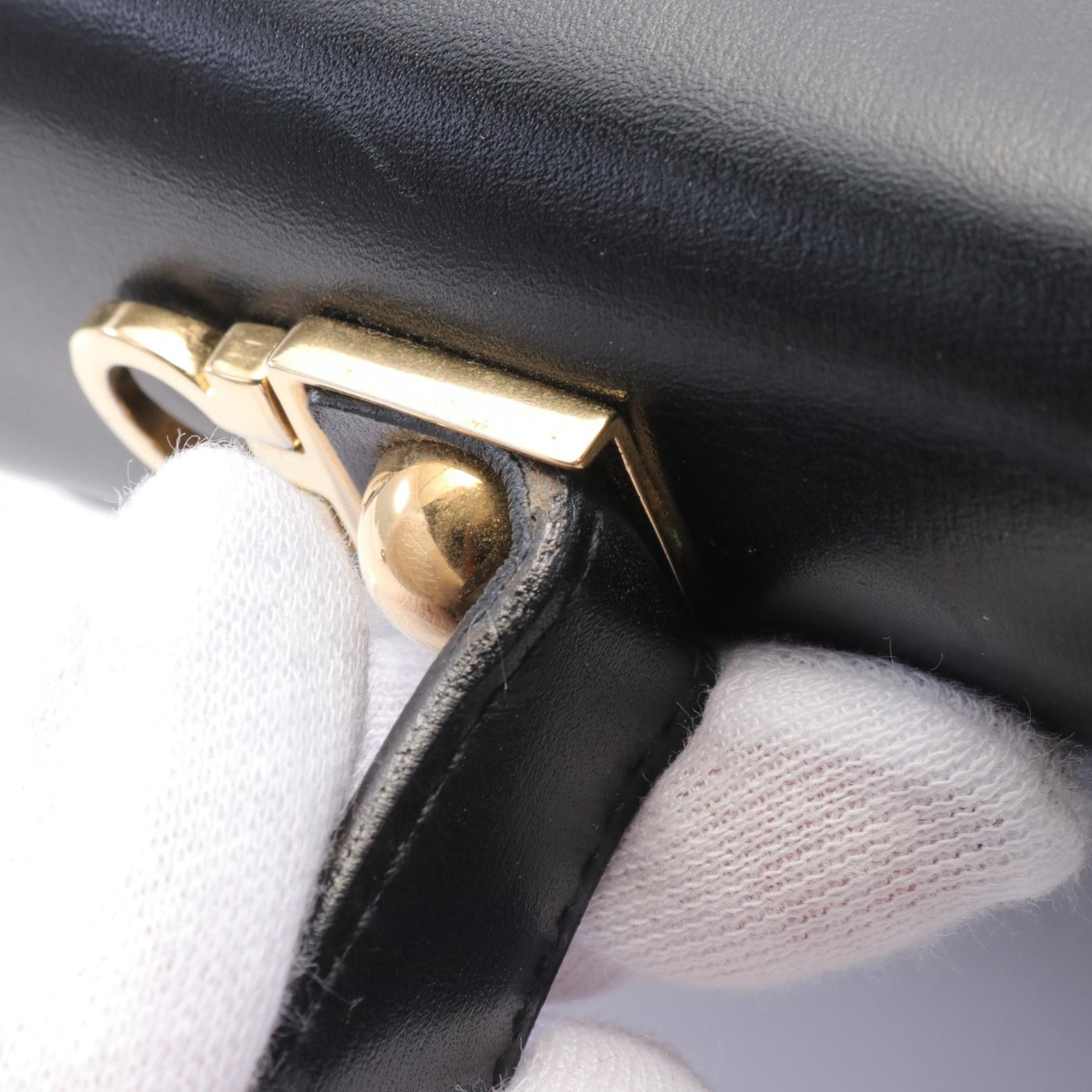 Salvatore Ferragamo Salvatore Ferragamo Gancini Leather Handbag Leather Handbag in Great Condition Size ONE SIZE - 7 Thumbnail