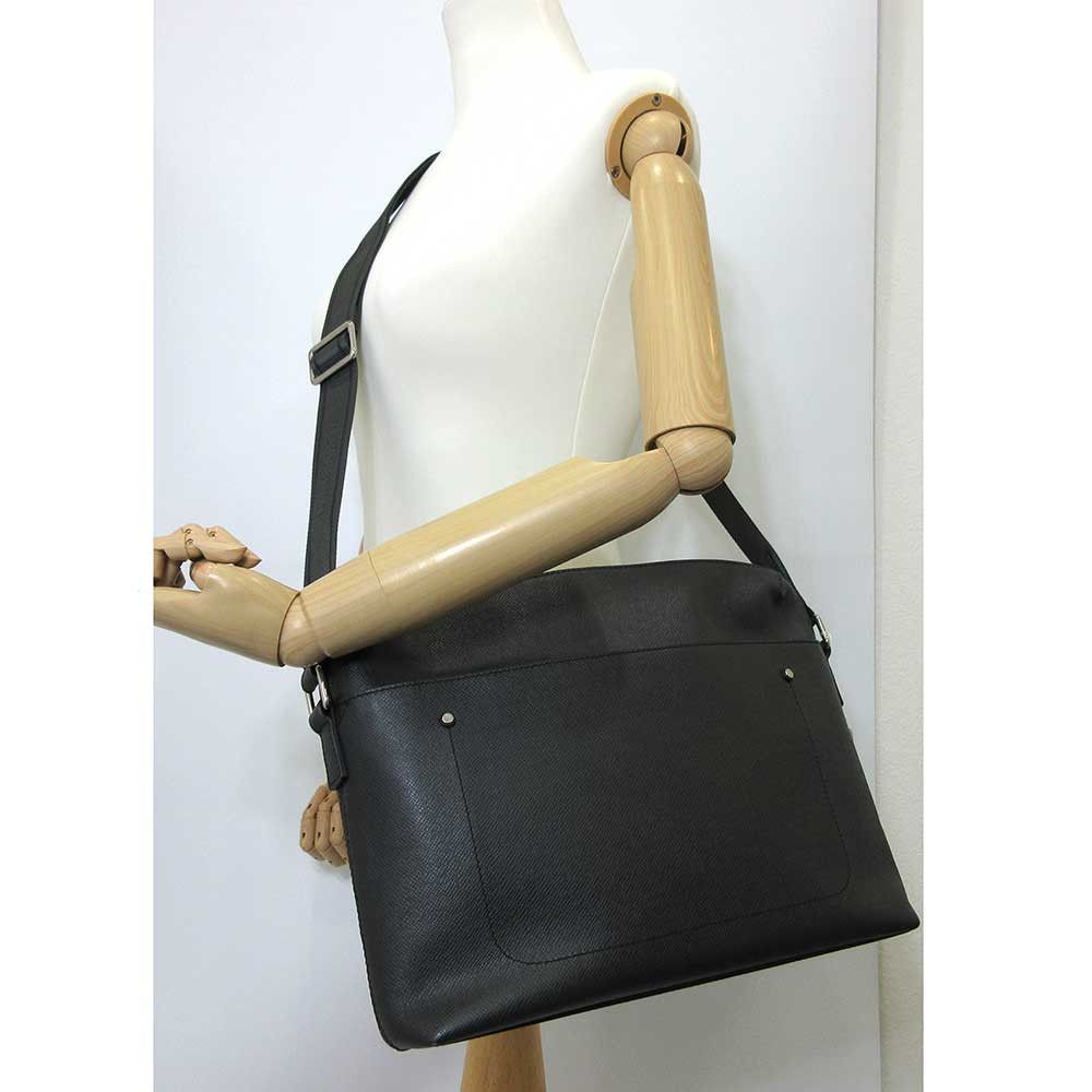 Louis Vuitton Louis Vuitton Louis Vuitton Taiga Grigori Messenger MM Bag M30207 Canvas Crossbody Bag M30207 in Very Good Condition Size ONE SIZE - 7 Thumbnail
