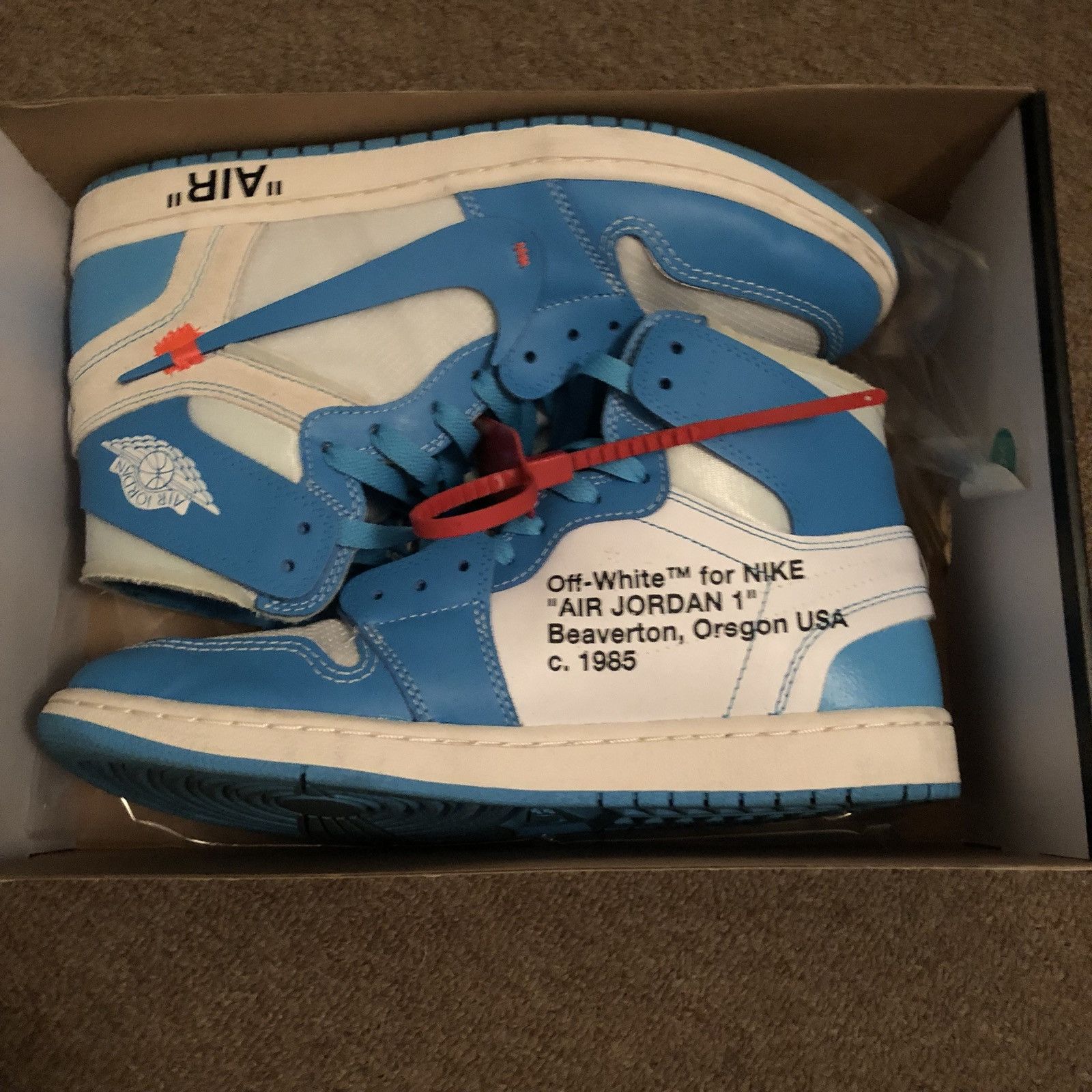 Nike × Off-White Nike x Off-White Jordan 1 Retro UNC Size US 10.5 / EU 43-44 - 1 Thumbnail