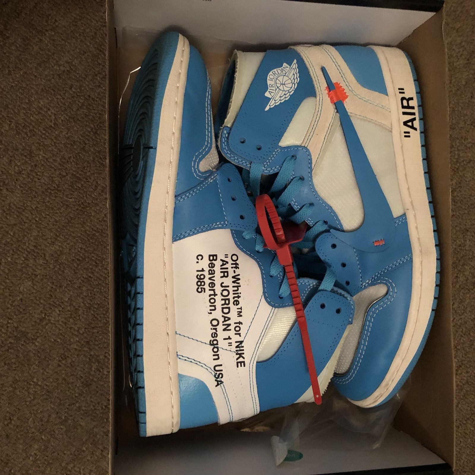 Nike × Off-White Nike x Off-White Jordan 1 Retro UNC Size US 10.5 / EU 43-44 - 2 Thumbnail