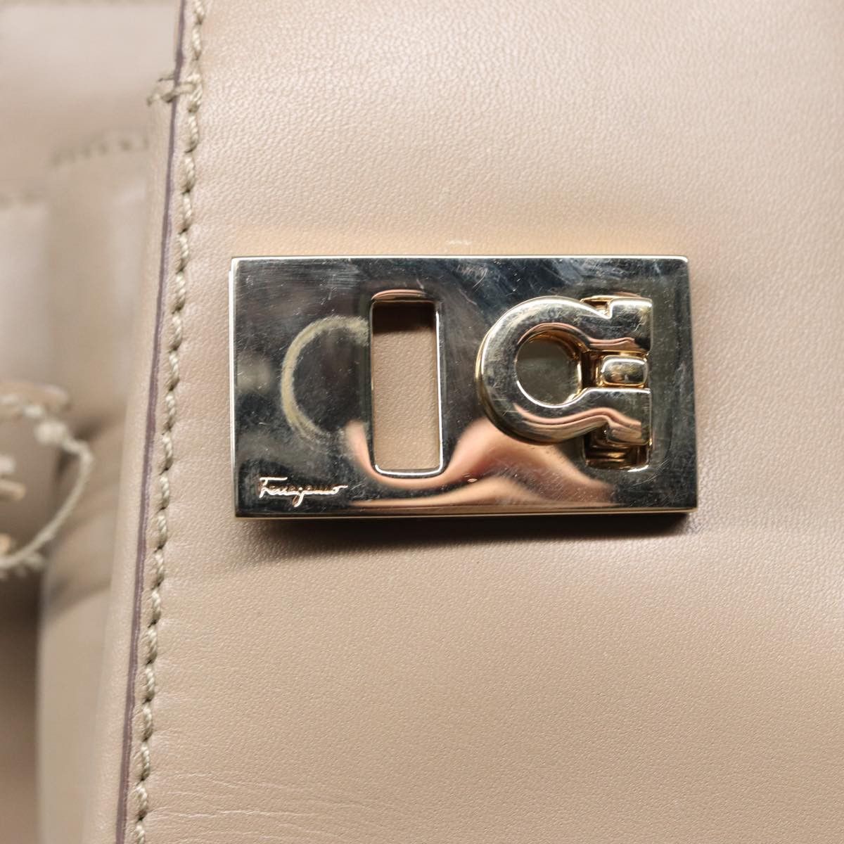 Salvatore Ferragamo Gancini Beige Leather Shoulder Bag (Pre-Owned) Size ONE SIZE - 6 Thumbnail