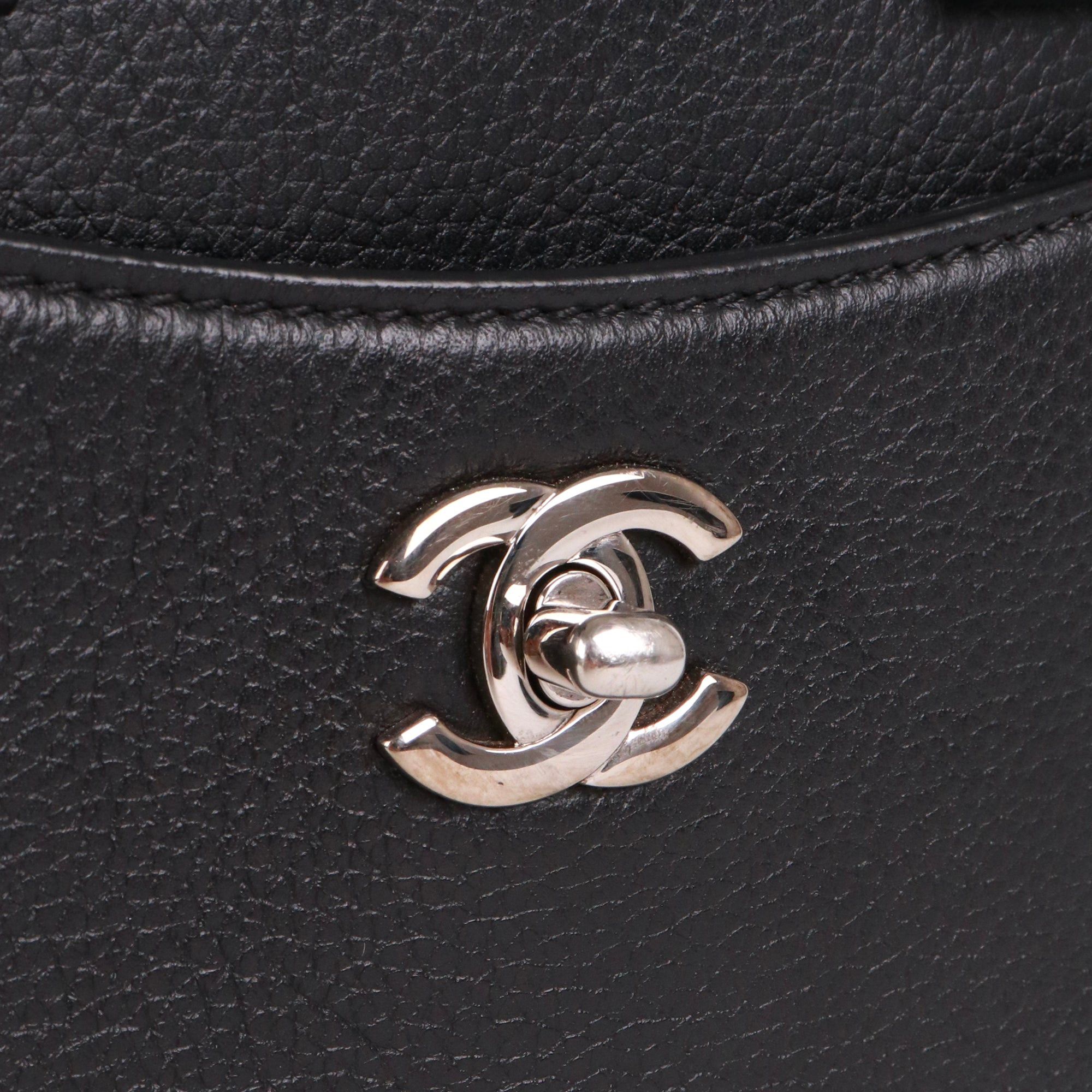 CHANEL - Chanel Néo Executive shoulder bag in black grained leather
