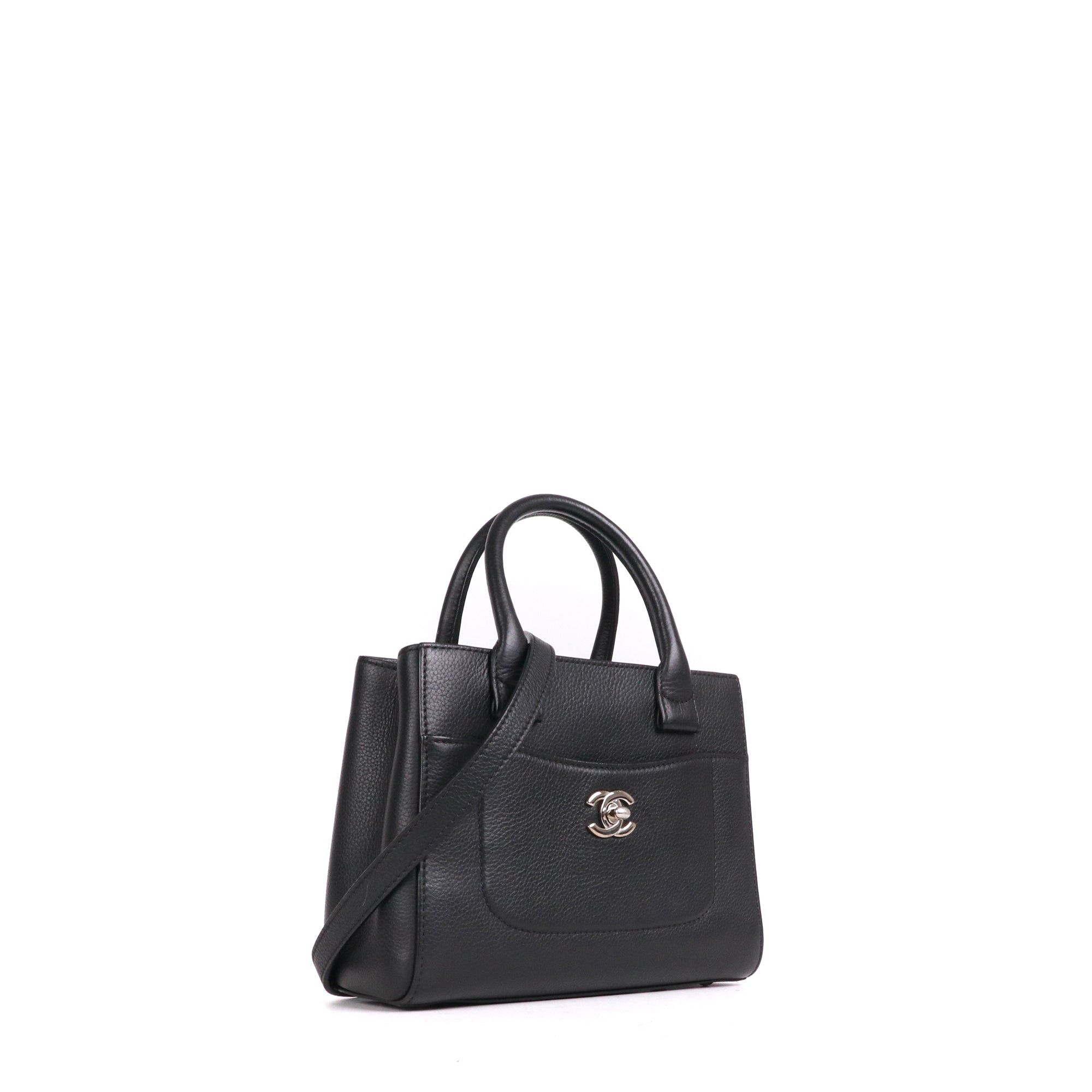 CHANEL - Chanel Néo Executive shoulder bag in black grained leather