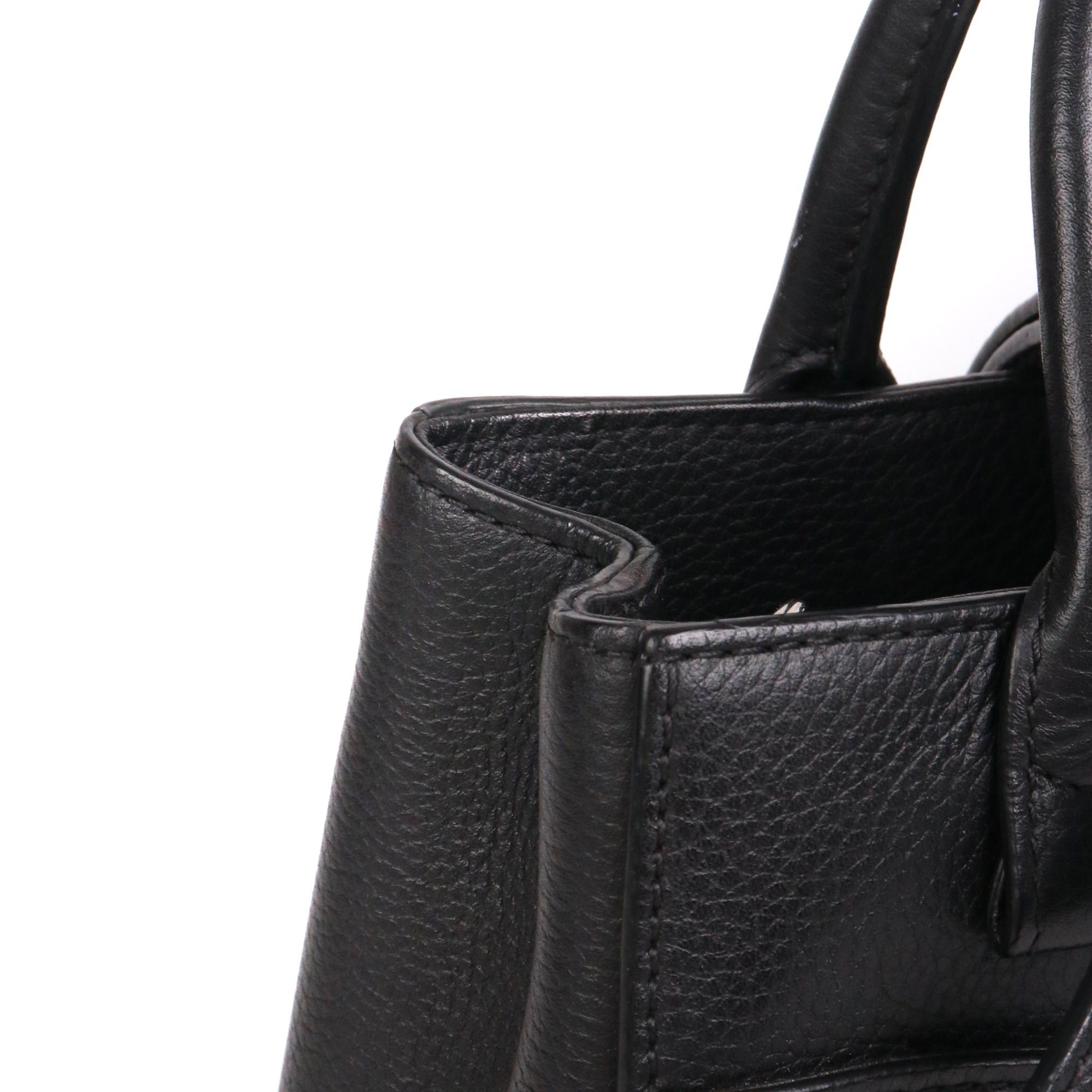 CHANEL - Chanel Néo Executive shoulder bag in black grained leather