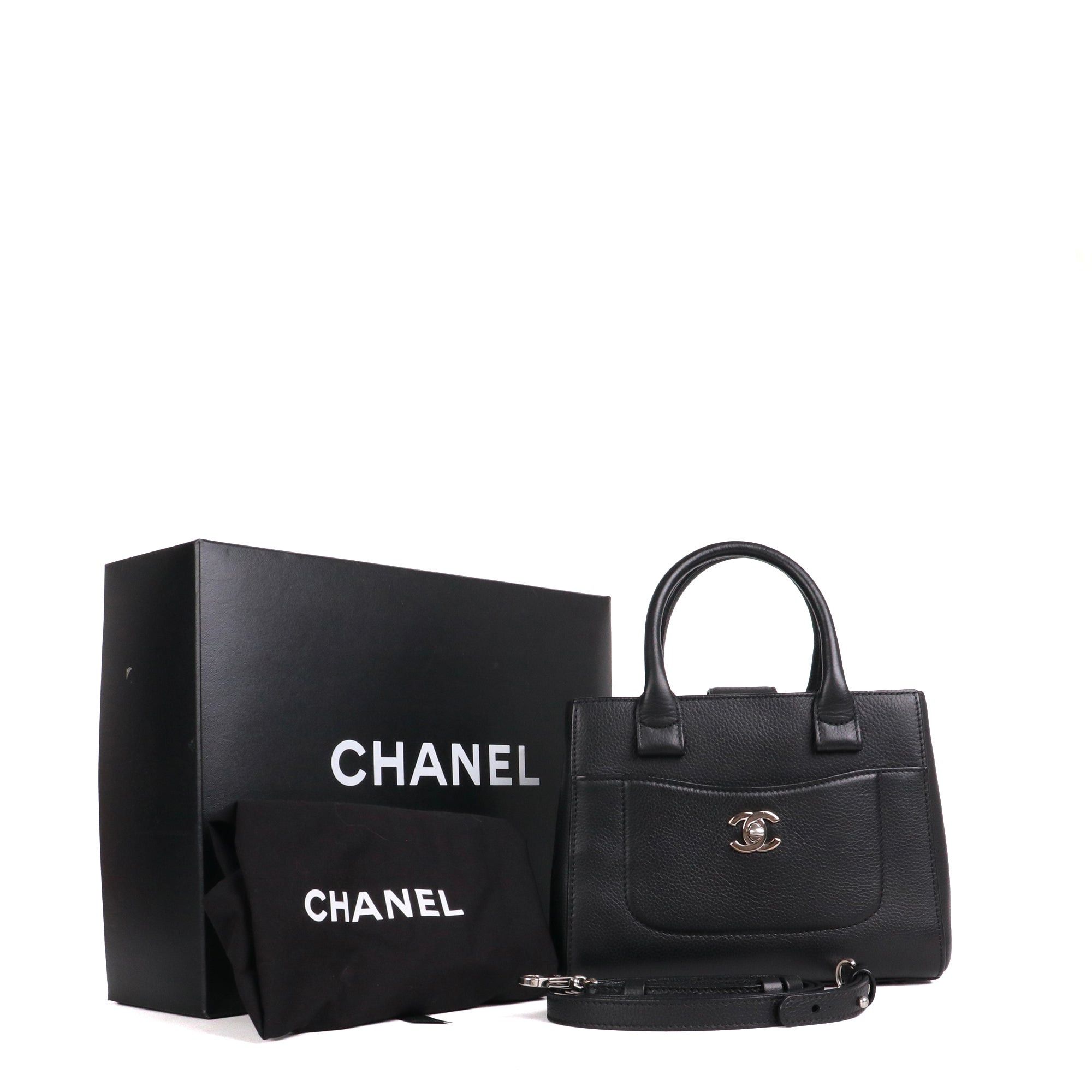 CHANEL - Chanel Néo Executive shoulder bag in black grained leather