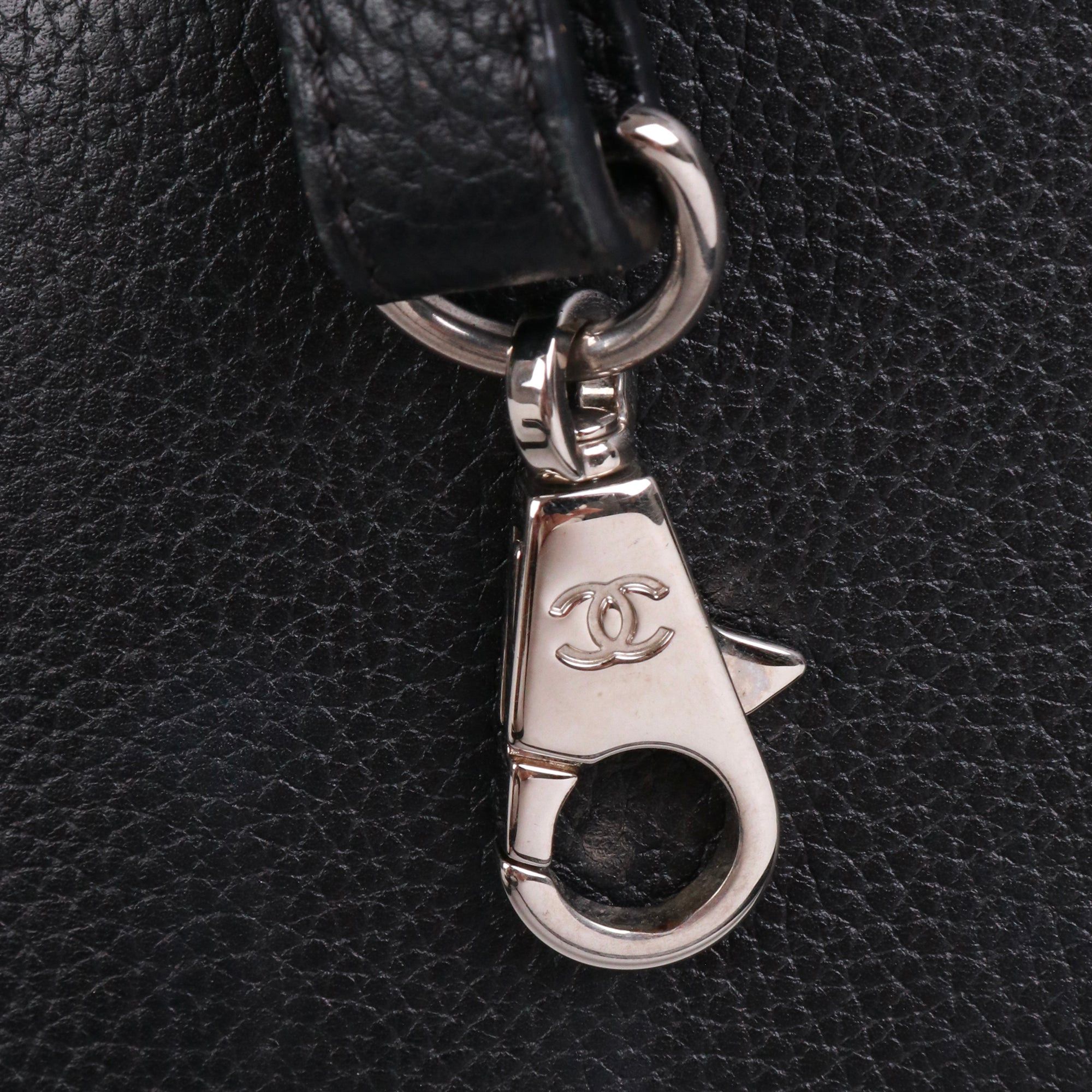 CHANEL - Chanel Néo Executive shoulder bag in black grained leather