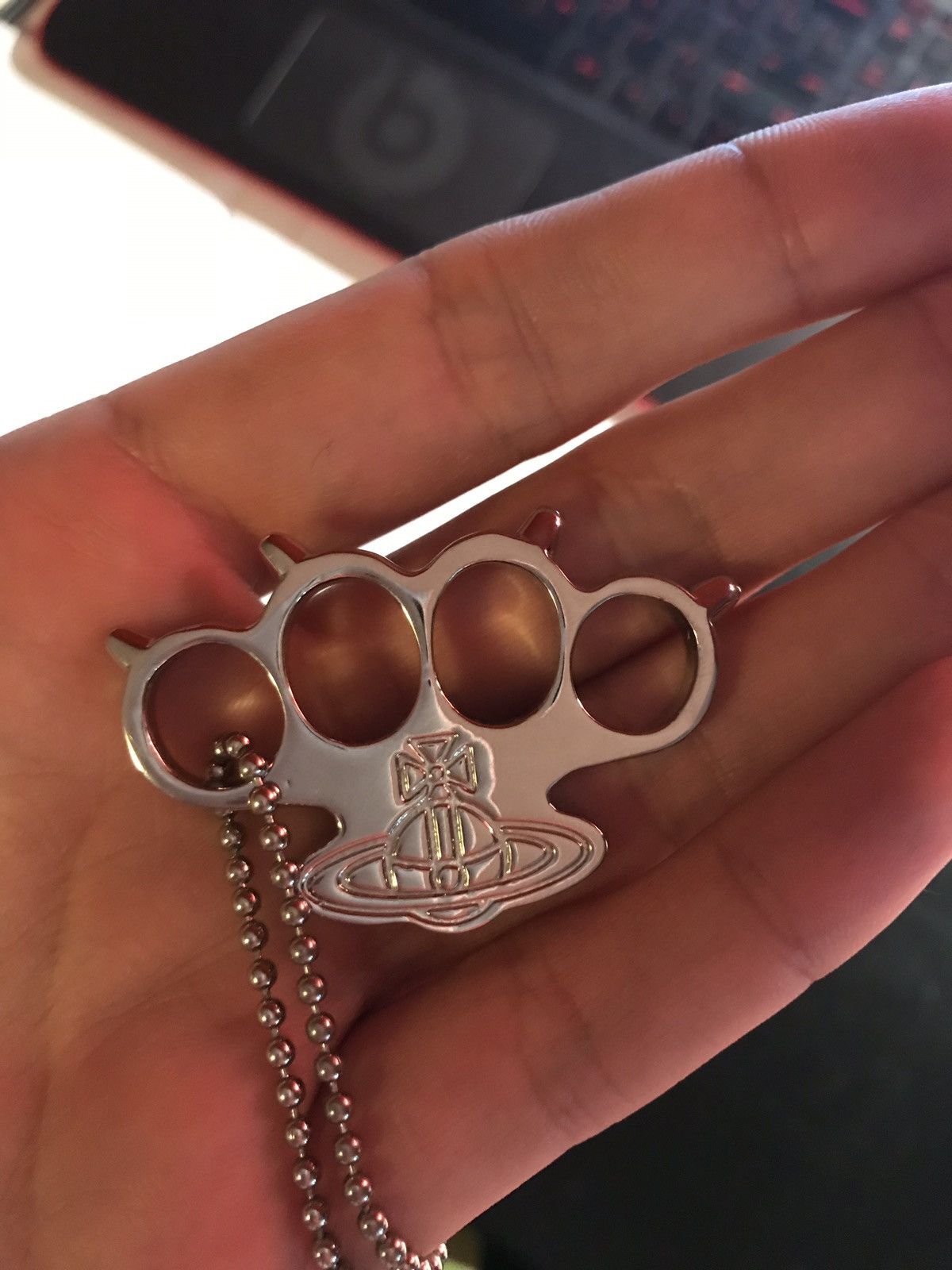 Knuckle duster chain outlet