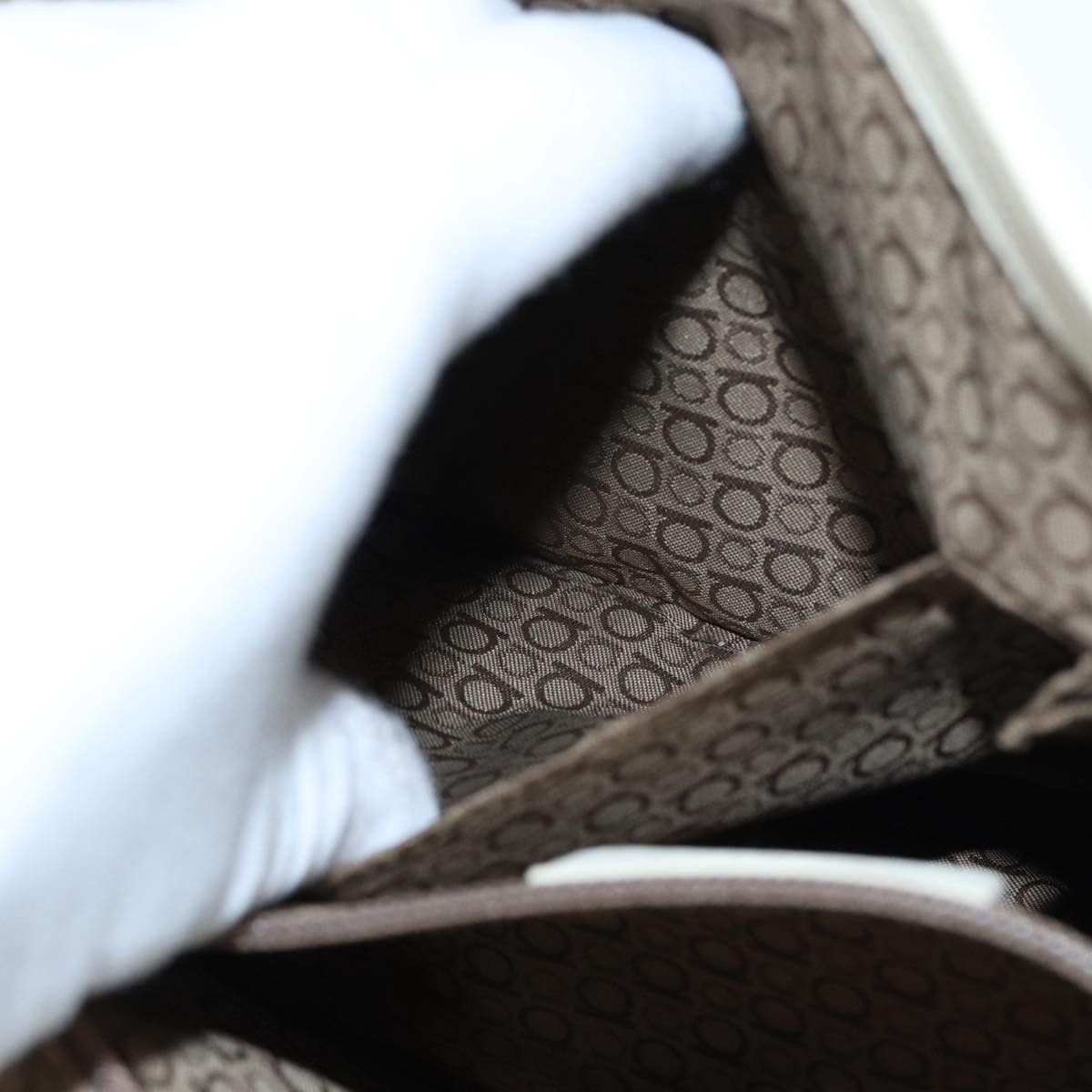 Salvatore Ferragamo Gancini White Leather Shoulder Bag (Pre-Owned) Size ONE SIZE - 16 Thumbnail