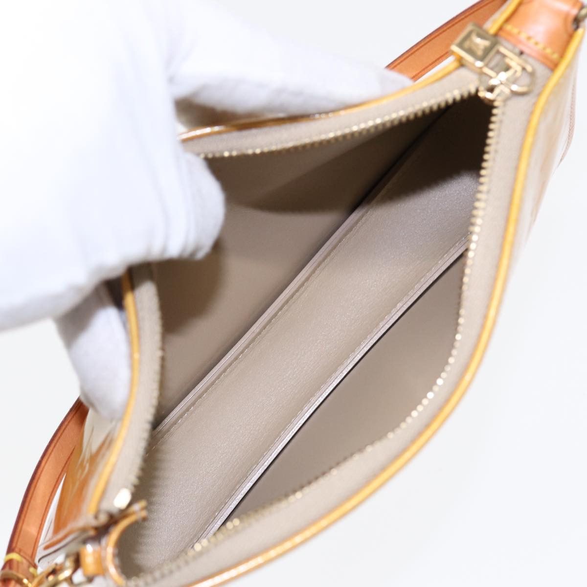Louis Vuitton Lexington Beige Patent Leather Clutch Bag (Pre-Owned) Size ONE SIZE - 13 Thumbnail