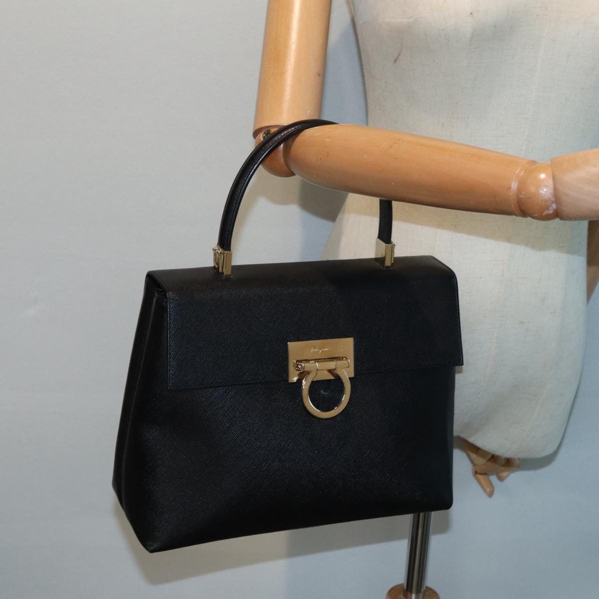 Salvatore Ferragamo Gancini Black Leather Handbag (Pre-Owned) Size ONE SIZE - 16 Thumbnail