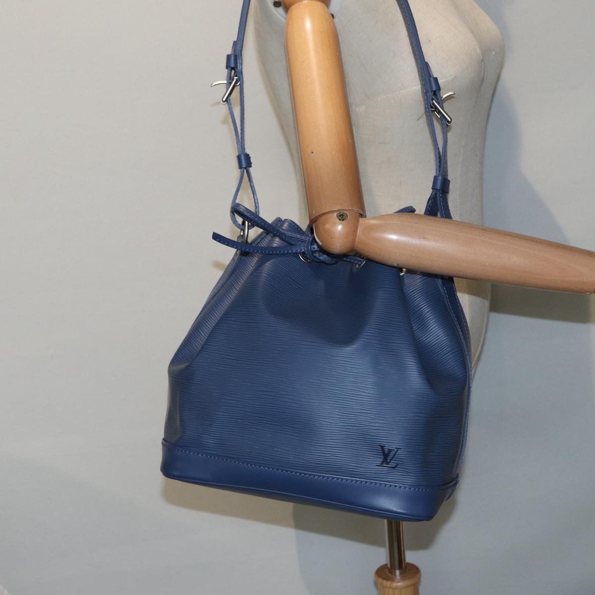 Louis Vuitton Noe Blue Leather Shoulder Bag (Pre-Owned) Size ONE SIZE - 16 Thumbnail