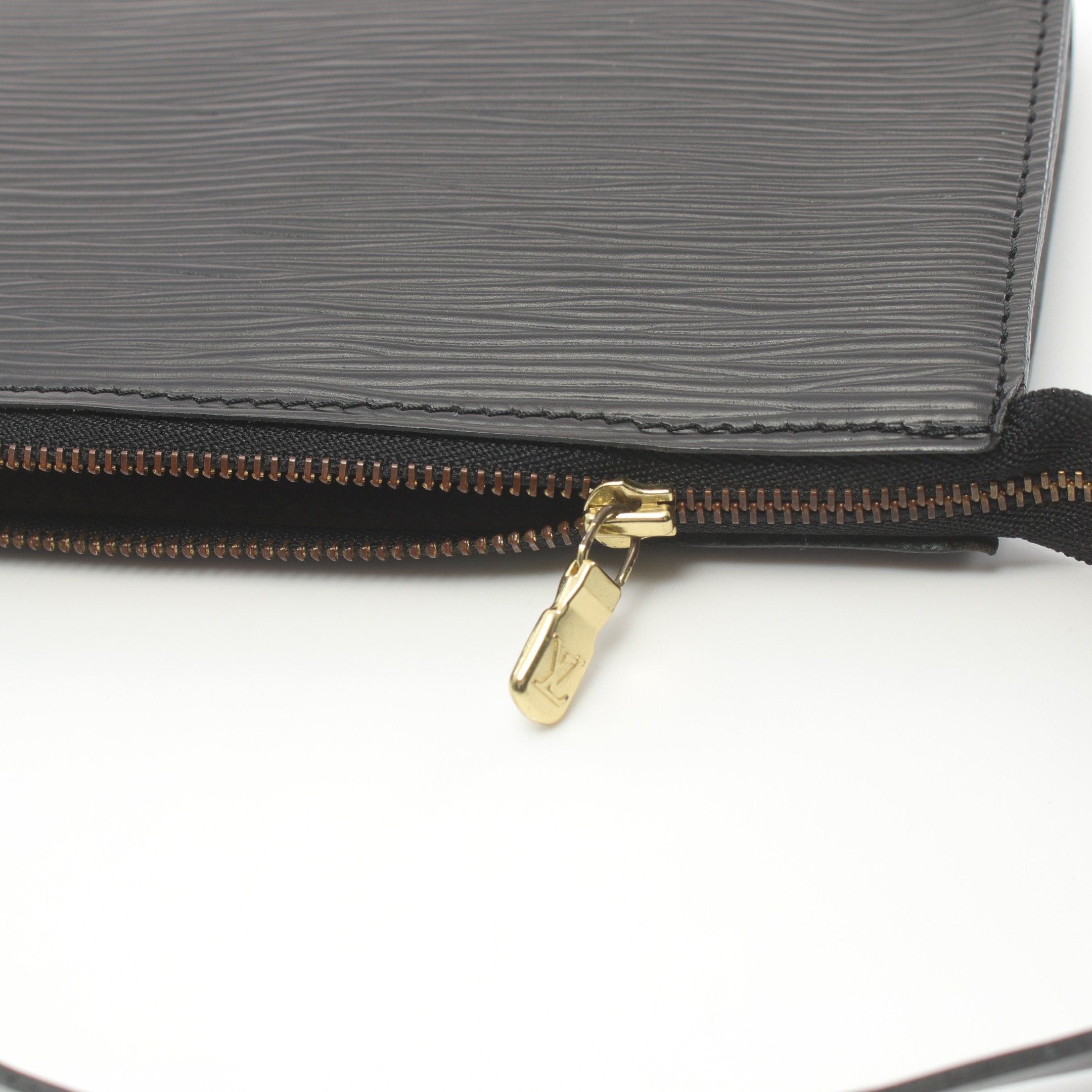 Louis Vuitton Louis Vuitton Pochette Accessoires Epi Noir Handbag Leather Black Size ONE SIZE - 9 Thumbnail