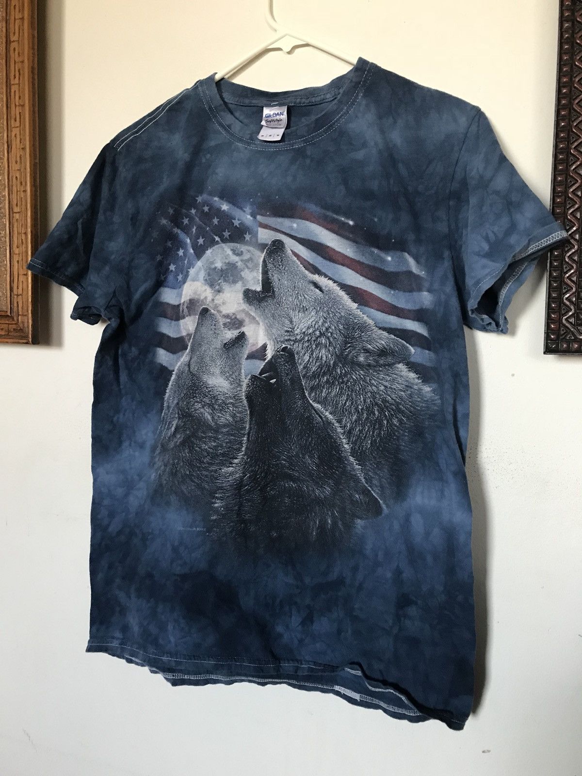 Gildan Vintage The Mountain Style Howling Wolf T Shirt