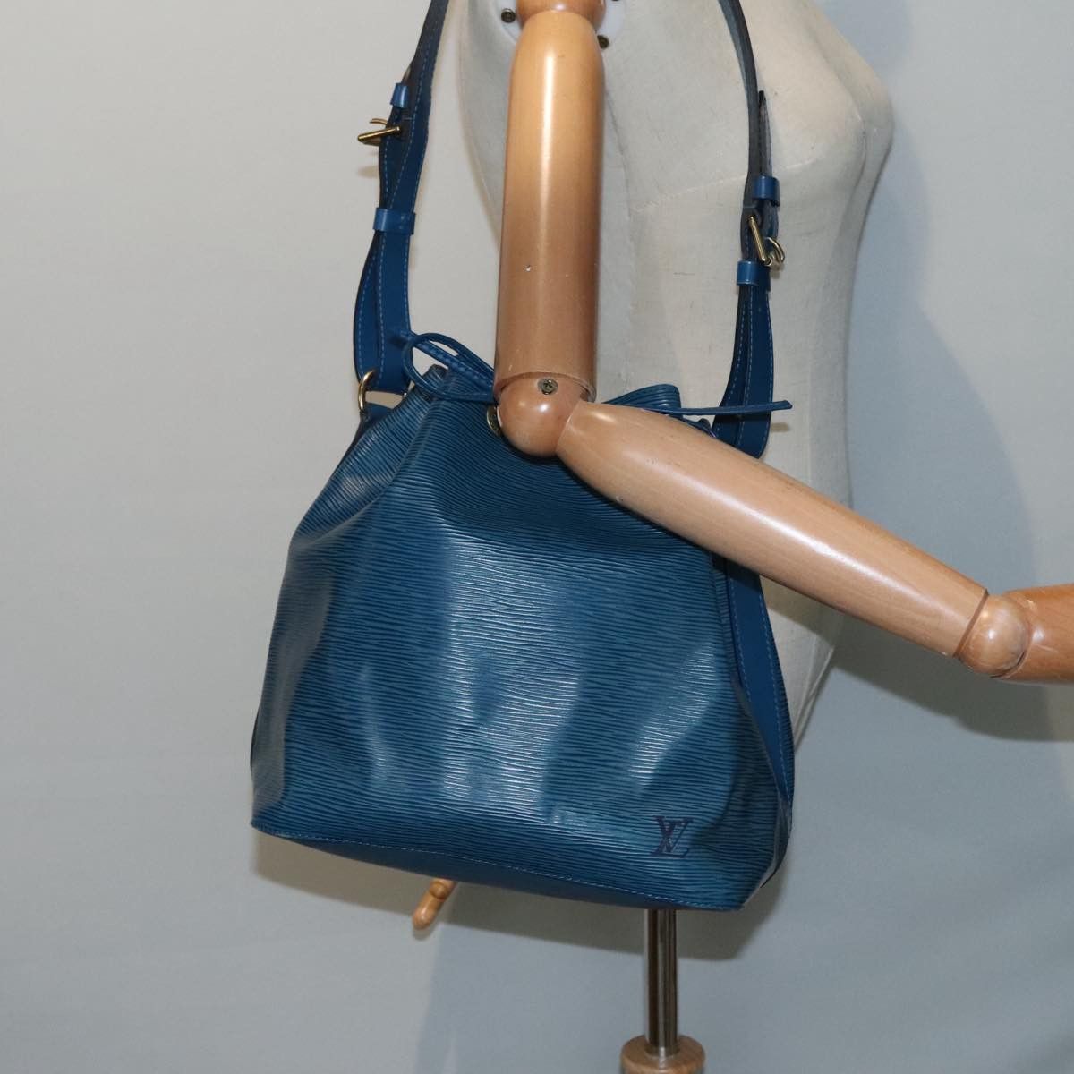 Louis Vuitton Noé Blue Leather Shoulder Bag (Pre-Owned) Size ONE SIZE - 10 Thumbnail
