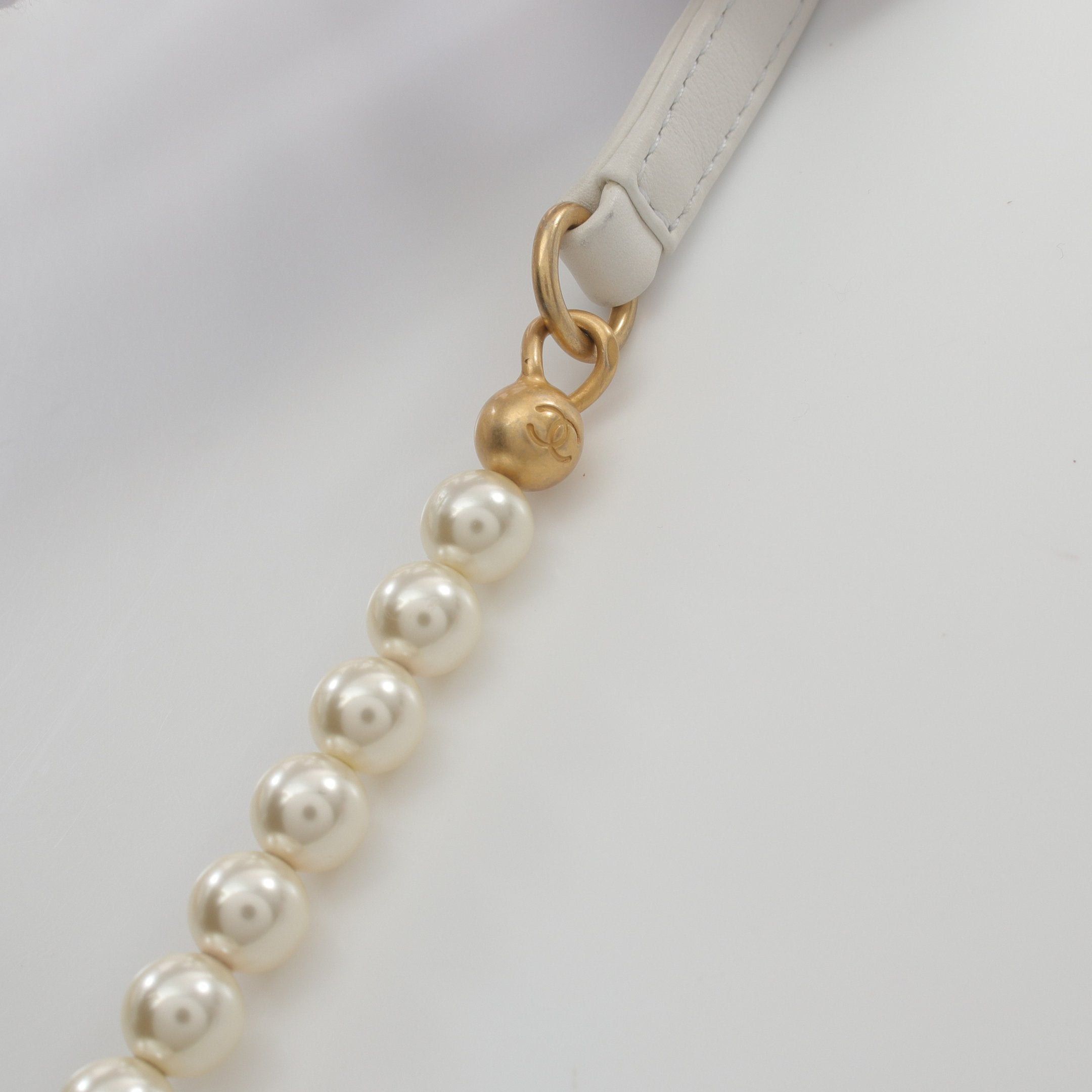Chanel Chanel Matelasse Chain Shoulder Bag Leather White Gold Hardware Fake Pearl Size ONE SIZE - 8 Thumbnail