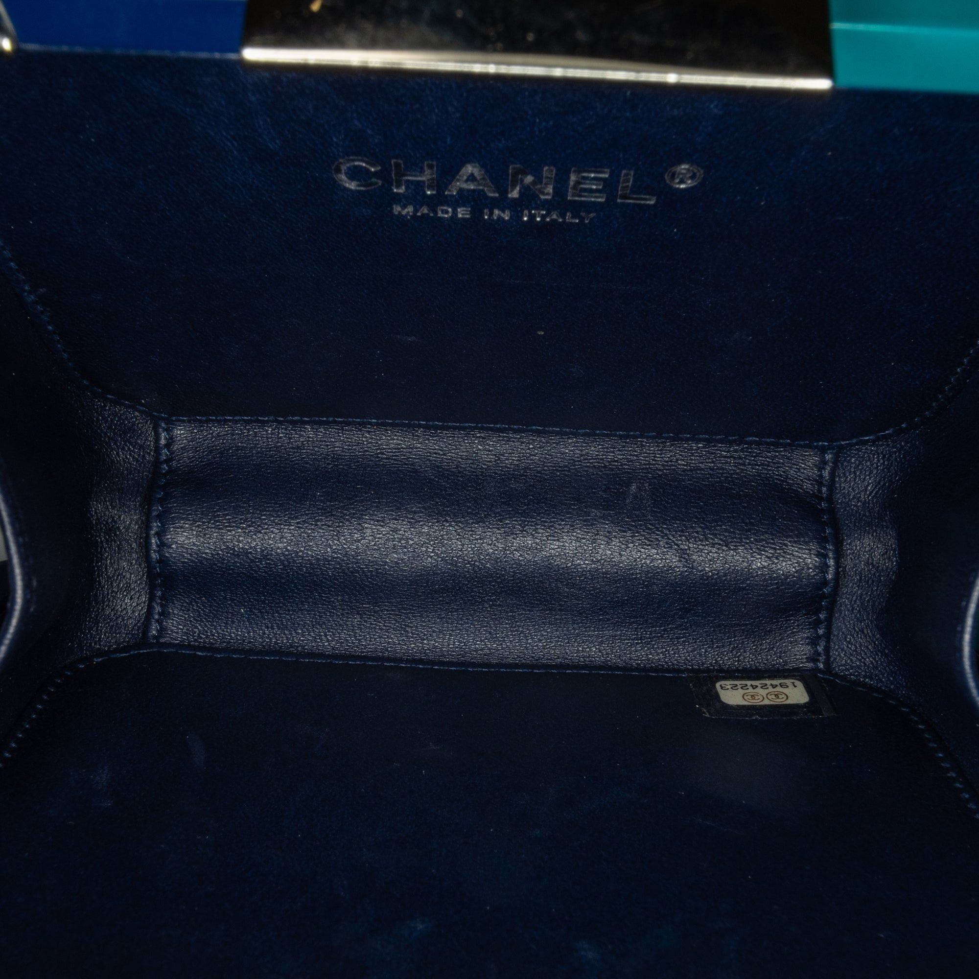 Chanel Chanel CC Ombre Plexiglass Clutch on Chain Blue Size ONE SIZE - 4 Thumbnail