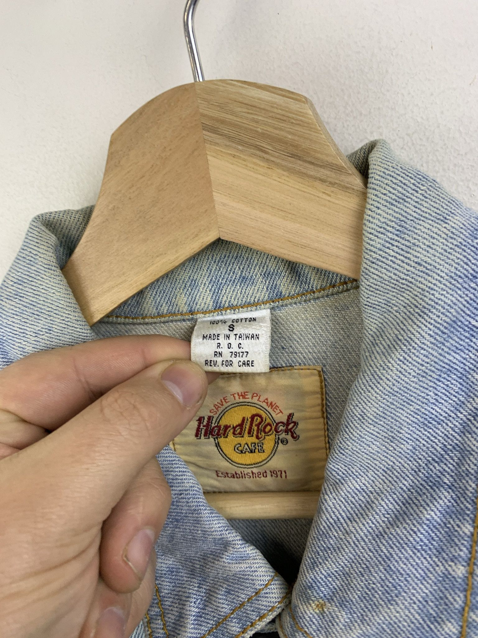 Hard Rock Cafe Vintage Hard Rock Cafe Nashville Save the Planet Denim Jacket Size S Size US S / EU 44-46 / 1 - 3 Thumbnail